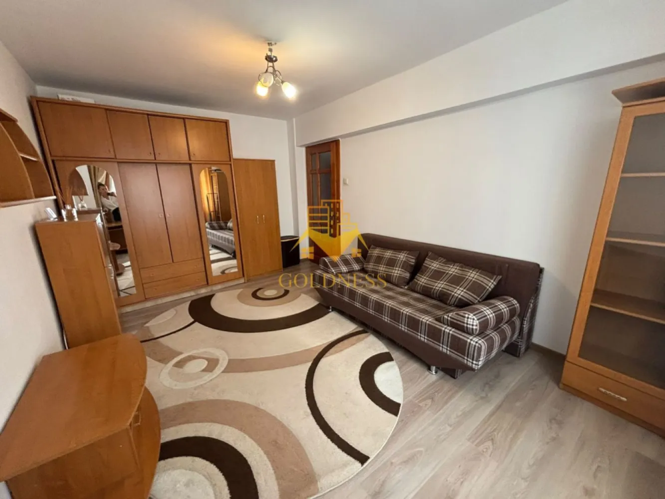 1 camera, modern, Fabricii, Mărăști, București, Kaufland, OMV, Clujana - GOLDNESS Imobiliare vă propune spre închiriere un apartament cu o camera complet mobilata și utilata, la etajul într-un imobil de 8 etaje, în Cartierul Marasti , locație excepțională, zonă Semicentrală.

Se află în apropierea stațiilor de transport în comun, magazine, restaurante, spații verzi, farmacii, etc.

Apartamentul este compartimentat astfel:
- dormitor cu pat matrimonial, dressing, noptiere
- bucatarie complet utilată și mobilată, loc de servit masa
- baie cu cadă calorifer port prosop și dulap pentru depozitare.

Imobilul este dotat cu toate cele necesare- centrală proprie, frigider, aragaz, hotă, mașină de spălat haine, Aer Condiționat, etc.

Dacă sunteți interesați de acest apartament și doriți să îl vizionați, dar și pentru alte oferte nu ezitați să ne contactați telefonic sau prin e-mail. Vă stăm la dispoziție!
Pentru intermediere se percepe un comision de 50% din prețul chiriei!