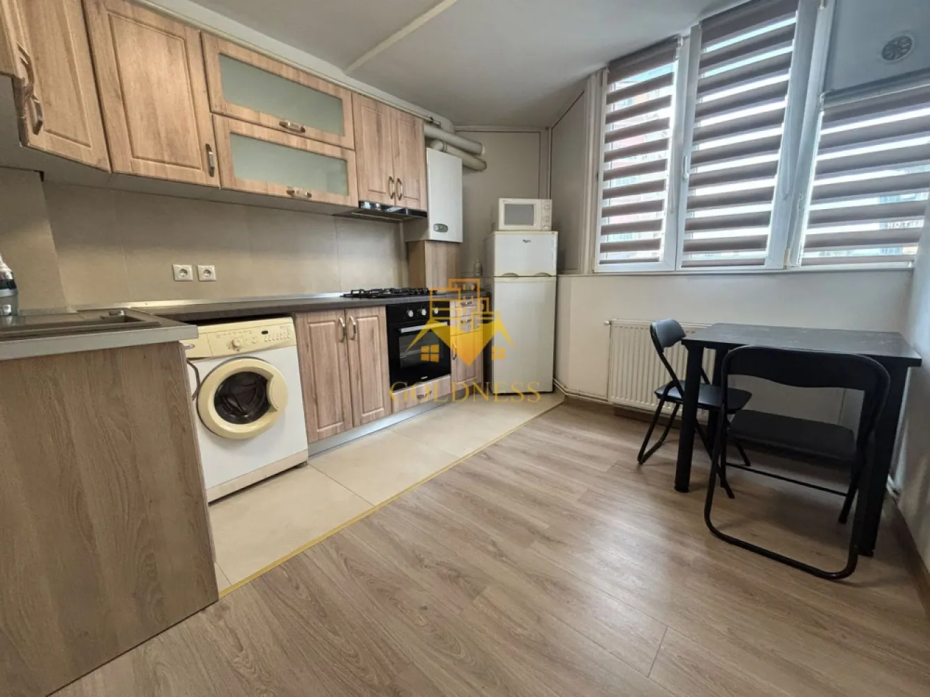 1 camera, modern, Fabricii, Mărăști, București, Kaufland, OMV, Clujana - GOLDNESS Imobiliare vă propune spre închiriere un apartament cu o camera complet mobilata și utilata, la etajul într-un imobil de 8 etaje, în Cartierul Marasti , locație excepțională, zonă Semicentrală.

Se află în apropierea stațiilor de transport în comun, magazine, restaurante, spații verzi, farmacii, etc.

Apartamentul este compartimentat astfel:
- dormitor cu pat matrimonial, dressing, noptiere
- bucatarie complet utilată și mobilată, loc de servit masa
- baie cu cadă calorifer port prosop și dulap pentru depozitare.

Imobilul este dotat cu toate cele necesare- centrală proprie, frigider, aragaz, hotă, mașină de spălat haine, Aer Condiționat, etc.

Dacă sunteți interesați de acest apartament și doriți să îl vizionați, dar și pentru alte oferte nu ezitați să ne contactați telefonic sau prin e-mail. Vă stăm la dispoziție!
Pentru intermediere se percepe un comision de 50% din prețul chiriei!