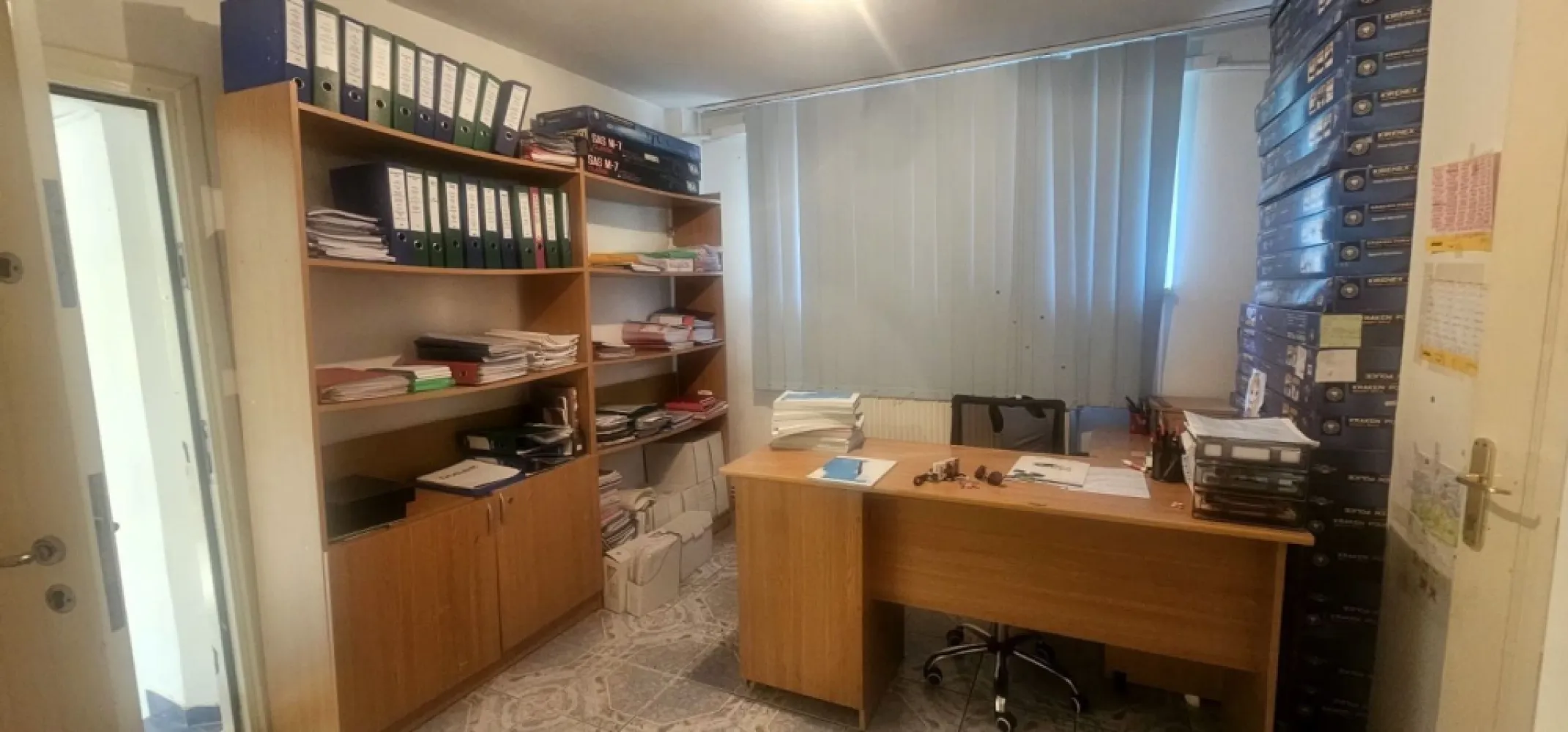De vanzare apartament cu 2 camere, zona Nespalata, 72.000 euro - Vă propunem spre vânzare un apartament cu 2 camere, situat la parterul unui imobil amplasat într-una dintre cele mai căutate zone ale orașului – zona Centrală, în apropierea de Nespalata. Poziționarea excelentă oferă acces rapid către Faleză, instituții de învățământ, magazine, mijloace de transport în comun, farmacii, restaurante și toate punctele de interes ale orașului.
Apartamentul reprezintă o oportunitate ideală pentru cei care doresc să își amenajeze locuința după propriul gust sau pentru investitorii care caută un imobil cu potențial ridicat de valorificare. Necesită renovare completă, oferind astfel libertatea de a personaliza fiecare spațiu în funcție de preferințe și necesități.
Fiind situat la parter, apartamentul este potrivit atât pentru locuit, cât și pentru desfășurarea unor activități de birou, cabinet sau alte destinații permise de reglementările în vigoare.
Avantaje:
- Zonă centrală, foarte bine cotată;
- La câteva minute de Faleză;
- Aproape de școli, grădinițe, magazine și mijloace de transport;
- Parter – acces facil;
- Compartimentare practică;
- Posibilitate de amenajare integrală după propriul proiect;
- Potențial excelent pentru investiție sau închiriere.
Dacă sunteți în căutarea unui apartament bine poziționat, într-o zonă cu cerere ridicată și multiple posibilități de amenajare, această proprietate merită vizionată.
Pret 72.000 euro.
Pentru informații suplimentare și programarea unei vizionări, vă stăm la dispoziție 0740.949.871 Marian Ene, Agentia Mag Invest.