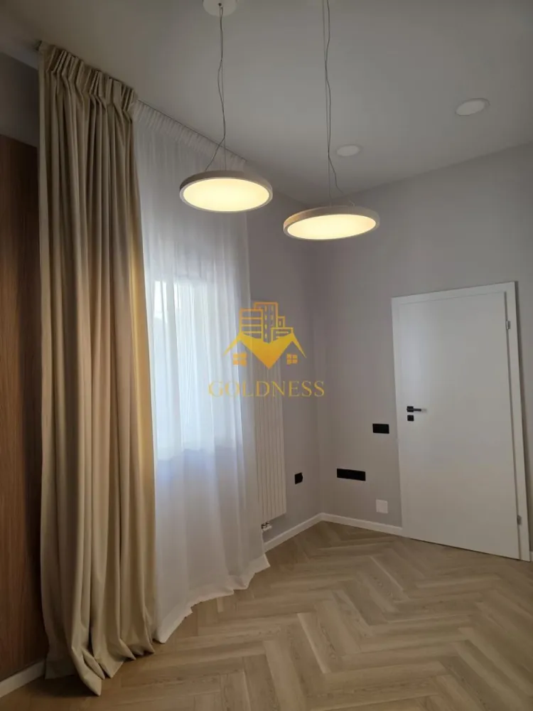 O camera, 30 mp, Premium, Ultracentral, Iuliu Maniu Zona Piata Unirii - GOLDNESS Imobiliare vă propune un apartament cu o cameră, într-o clădire istorică, în inima Ultracentrului – Strada Iuliu Maniu, la doar câțiva pași de Piața Unirii
Pentru studenții care își doresc o adresă de prestigiu, aproape de tot ce contează, acest apartament este alegerea ideală. Situat la parterul unei clădiri istorice cu 1 etaj, îmbină farmecul arhitectural al zonei vechi a orașului cu toate confortul modern necesar unui stil de viață activ.
Locație de excepție:

La câțiva pași de Piața Unirii
Aproape de UMF – ideal pentru studenții la Medicină
În apropierea Casei de Cultură a Studenților
La câteva minute de mers pe jos de Piața Muzeului
Acces facil la stații de transport în comun, magazine, restaurante, spații verzi și farmacii
Posibilitate de a face abonament la Primărie

Compartimentare:

Bucătărie complet mobilată și utilată, la standard Premium, cu toate dotările necesare pentru un trai independent și confortabil
Dormitor complet mobilat (patul urmează să fie livrat)
Baie cu cabină de duș, calorifer port-prosop și dulap de depozitare

Dotări suplimentare: centrală termică proprie, frigider, aragaz, hotă, mașină de spălat haine, mașină de spălat vase.
Un spațiu gândit pentru studenții care își doresc confort, siguranță și o locație de top, în plin centru istoric al orașului.
📞 Pentru vizionări sau alte oferte disponibile, nu ezitați să ne contactați telefonic sau prin e-mail. Vă stăm la dispoziție!
💰 Pentru intermediere se percepe un comision de 50% din prețul chiriei.
