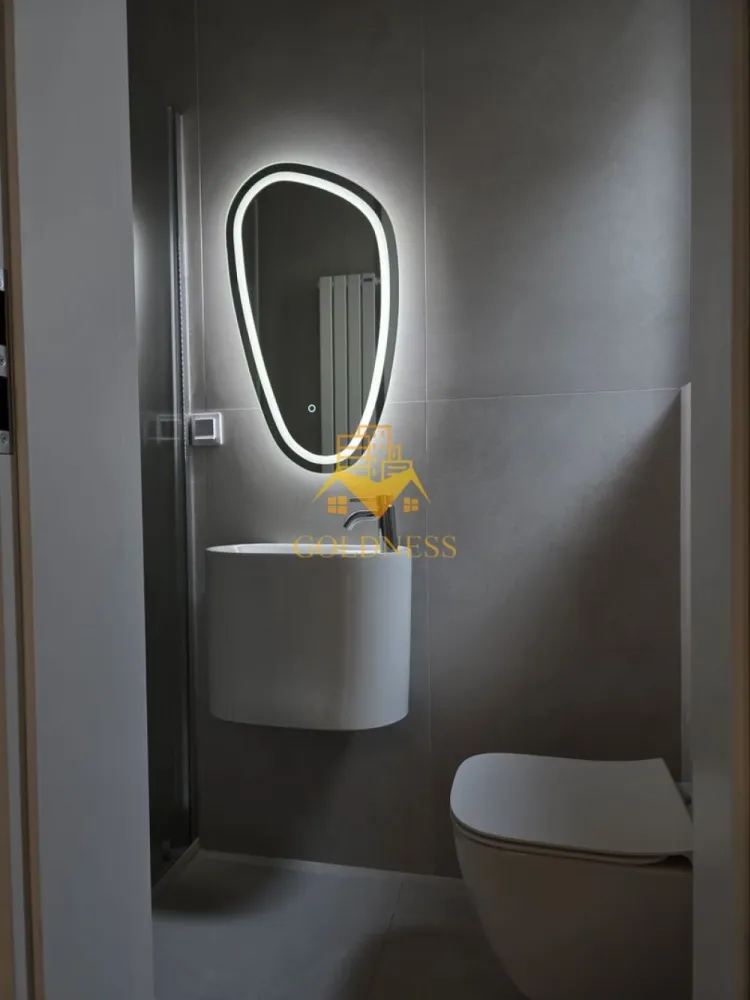 O camera, 30 mp, Premium, Ultracentral, Iuliu Maniu Zona Piata Unirii - GOLDNESS Imobiliare vă propune un apartament cu o cameră, într-o clădire istorică, în inima Ultracentrului – Strada Iuliu Maniu, la doar câțiva pași de Piața Unirii
Pentru studenții care își doresc o adresă de prestigiu, aproape de tot ce contează, acest apartament este alegerea ideală. Situat la parterul unei clădiri istorice cu 1 etaj, îmbină farmecul arhitectural al zonei vechi a orașului cu toate confortul modern necesar unui stil de viață activ.
Locație de excepție:

La câțiva pași de Piața Unirii
Aproape de UMF – ideal pentru studenții la Medicină
În apropierea Casei de Cultură a Studenților
La câteva minute de mers pe jos de Piața Muzeului
Acces facil la stații de transport în comun, magazine, restaurante, spații verzi și farmacii
Posibilitate de a face abonament la Primărie

Compartimentare:

Bucătărie complet mobilată și utilată, la standard Premium, cu toate dotările necesare pentru un trai independent și confortabil
Dormitor complet mobilat (patul urmează să fie livrat)
Baie cu cabină de duș, calorifer port-prosop și dulap de depozitare

Dotări suplimentare: centrală termică proprie, frigider, aragaz, hotă, mașină de spălat haine, mașină de spălat vase.
Un spațiu gândit pentru studenții care își doresc confort, siguranță și o locație de top, în plin centru istoric al orașului.
📞 Pentru vizionări sau alte oferte disponibile, nu ezitați să ne contactați telefonic sau prin e-mail. Vă stăm la dispoziție!
💰 Pentru intermediere se percepe un comision de 50% din prețul chiriei.