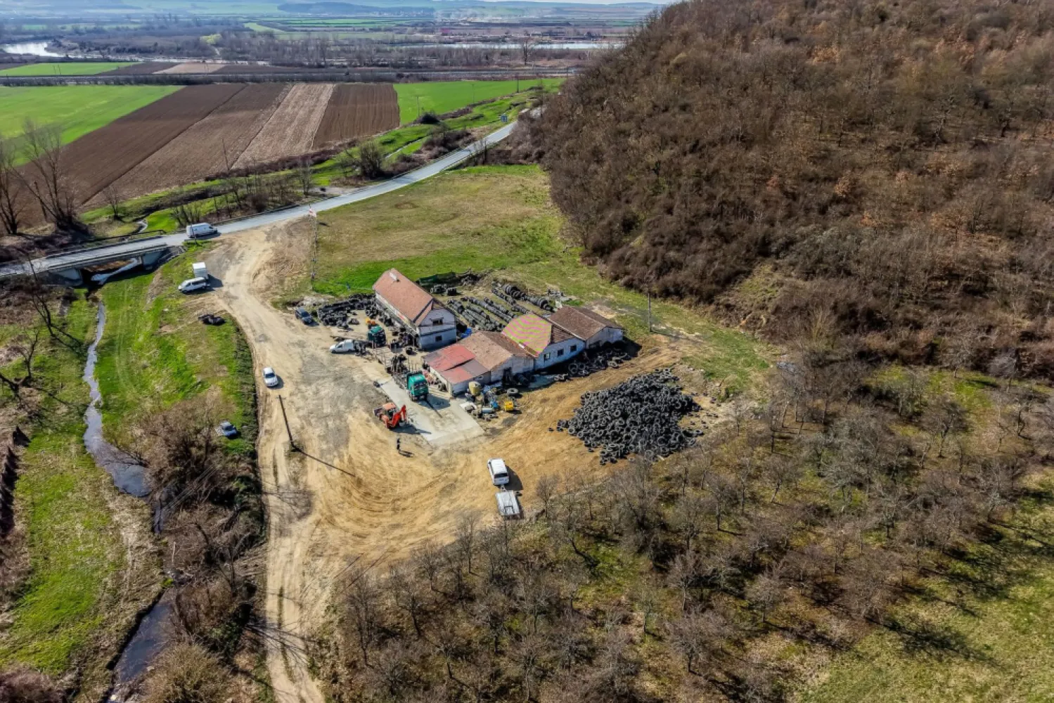 Oportunitate Investitie! Proprietate comerciala/industriala în Paulis - Îți prezentăm o oportunitate excelentă pentru dezvoltarea unei afaceri! Comision 0% la cumpărător. Atenție, prețul este fără TVA și nu se achită în cazul achiziției pe firmă (datorită taxării inverse). 📍 Detalii Proprietate: Suprafață Teren: 12732 mp intravilan Clădiri: 450 mp Locație: Paulis, cu acces direct din DN7, la intersecția cu Valea Cladovei. Această proprietate oferă un potențial imens pentru diverse tipuri de afaceri, datorită amplasării strategice și a dimensiunii generoase. 💼 Utilizări Posibile: Spații comerciale Centre logistice Proiecte industriale Nu rata ocazia de a investi într-o zonă cu un potențial de dezvoltare ridicat! Contactează-ne pentru mai multe informații și pentru a programa o vizionare la 0724 694 458 Dorel Vereș consultant imobiliar,✨ Agentia Imobiliară ACASĂ - Împreună construim viitorul! ✨ Nu dispui de toată suma? Te ajutăm noi gratuit! Îți obținem oferte de la 16 bănci. Ai o proprietate de vânzare în Arad și vrei să știi cât valorează cu adevărat? Sună-mă pentru o evaluare gratuită, fără obligații. Birou: ACASĂ | Agenție imobiliară Arad