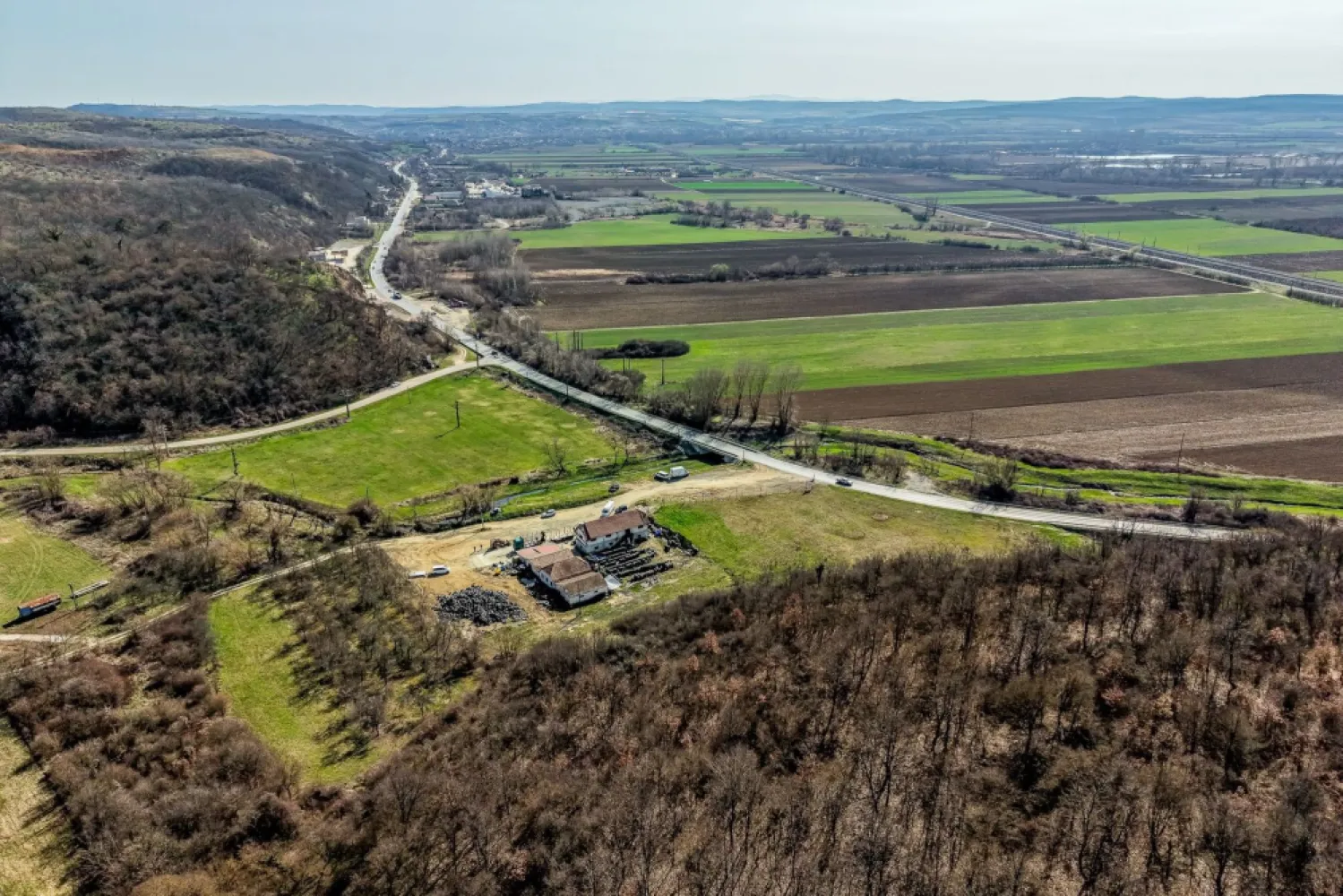 Oportunitate Investitie! Proprietate comerciala/industriala în Paulis - Îți prezentăm o oportunitate excelentă pentru dezvoltarea unei afaceri! Comision 0% la cumpărător. Atenție, prețul este fără TVA și nu se achită în cazul achiziției pe firmă (datorită taxării inverse). 📍 Detalii Proprietate: Suprafață Teren: 12732 mp intravilan Clădiri: 450 mp Locație: Paulis, cu acces direct din DN7, la intersecția cu Valea Cladovei. Această proprietate oferă un potențial imens pentru diverse tipuri de afaceri, datorită amplasării strategice și a dimensiunii generoase. 💼 Utilizări Posibile: Spații comerciale Centre logistice Proiecte industriale Nu rata ocazia de a investi într-o zonă cu un potențial de dezvoltare ridicat! Contactează-ne pentru mai multe informații și pentru a programa o vizionare la 0724 694 458 Dorel Vereș consultant imobiliar,✨ Agentia Imobiliară ACASĂ - Împreună construim viitorul! ✨ Nu dispui de toată suma? Te ajutăm noi gratuit! Îți obținem oferte de la 16 bănci. Ai o proprietate de vânzare în Arad și vrei să știi cât valorează cu adevărat? Sună-mă pentru o evaluare gratuită, fără obligații. Birou: ACASĂ | Agenție imobiliară Arad }}