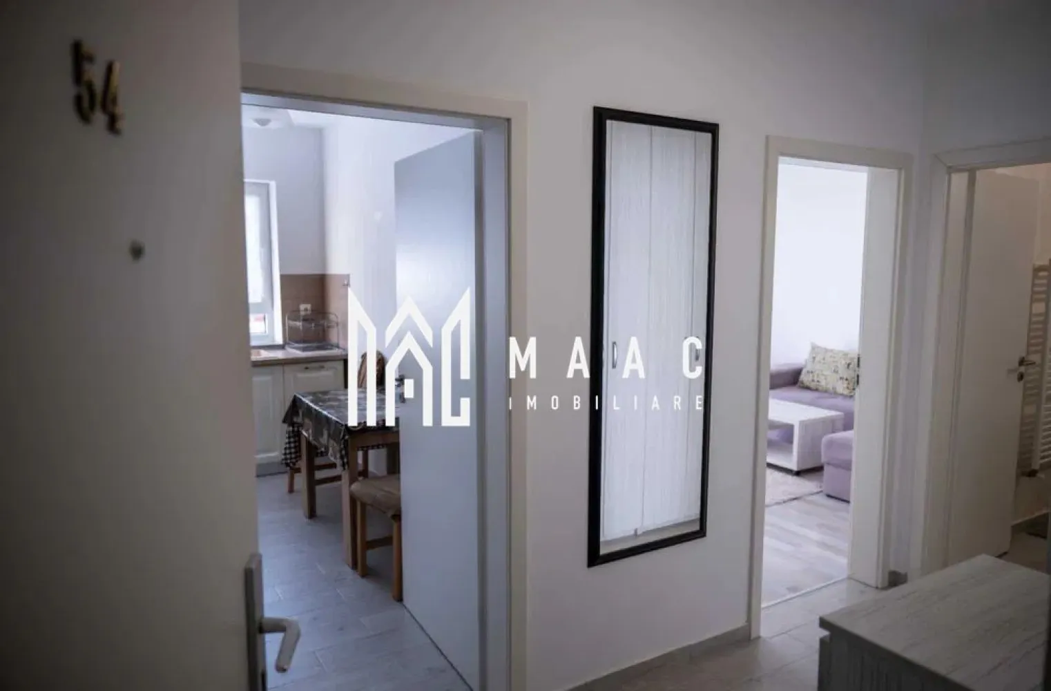 Apartament 2 camere | 56MPU | Balcon | Avangarden - MAAC Imobiliare vă propune spre închiriere un apartament cu 2 camere situat în cartierul Avangarden, într-o zonă liniștită și în continuă dezvoltare, apreciată pentru accesul facil către zonele de interes ale orașului și pentru atmosfera rezidențială modernă. Locuința are o suprafață utilă de 56 mp, este luminoasă și bine compartimentată, oferind un spațiu confortabil pentru locuire. Apartamentul beneficiază de balcon, centrală proprie, bucătărie mobilată, aer condiționat și loc de parcare, fiind potrivit pentru persoanele care își doresc confort și funcționalitate într-un ansamblu rezidențial modern. Imobilul dispune de lift, iar apartamentul este echipat cu dotări care asigură un nivel bun de confort pentru locuirea pe termen lung. Detalii și compartimentare: -suprafață utilă 56 mp -dormitor -centrală proprie -bucătărie -balcon -aer condiționat -loc de parcare -imobil cu lift -mașină de spălat Nu se acceptă animale de companie. Se percepe o garanție în cuantumul unei chirii lunare. Perioada minimă de închiriere este de 12 luni. Pentru mai multe detalii vă rugăm să menționați telefonic că ați văzut anunțul cu numărul CP2970018.