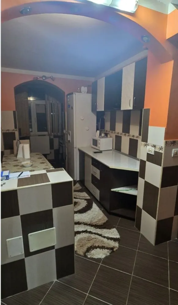 Apartament 2 camere decomandat, et.1, centru, mobilat, parcare - Se vinde apartament cu 2 camere, situat la etajul 1, în blocul P7, zonă centrală. Apartamentul este decomandat și se vinde complet mobilat, exact ca în fotografii. Dispune de instalație sanitară și electrică schimbate, iar blocul beneficiază de izolație exterioară. În preț este inclus și un loc de parcare. }}