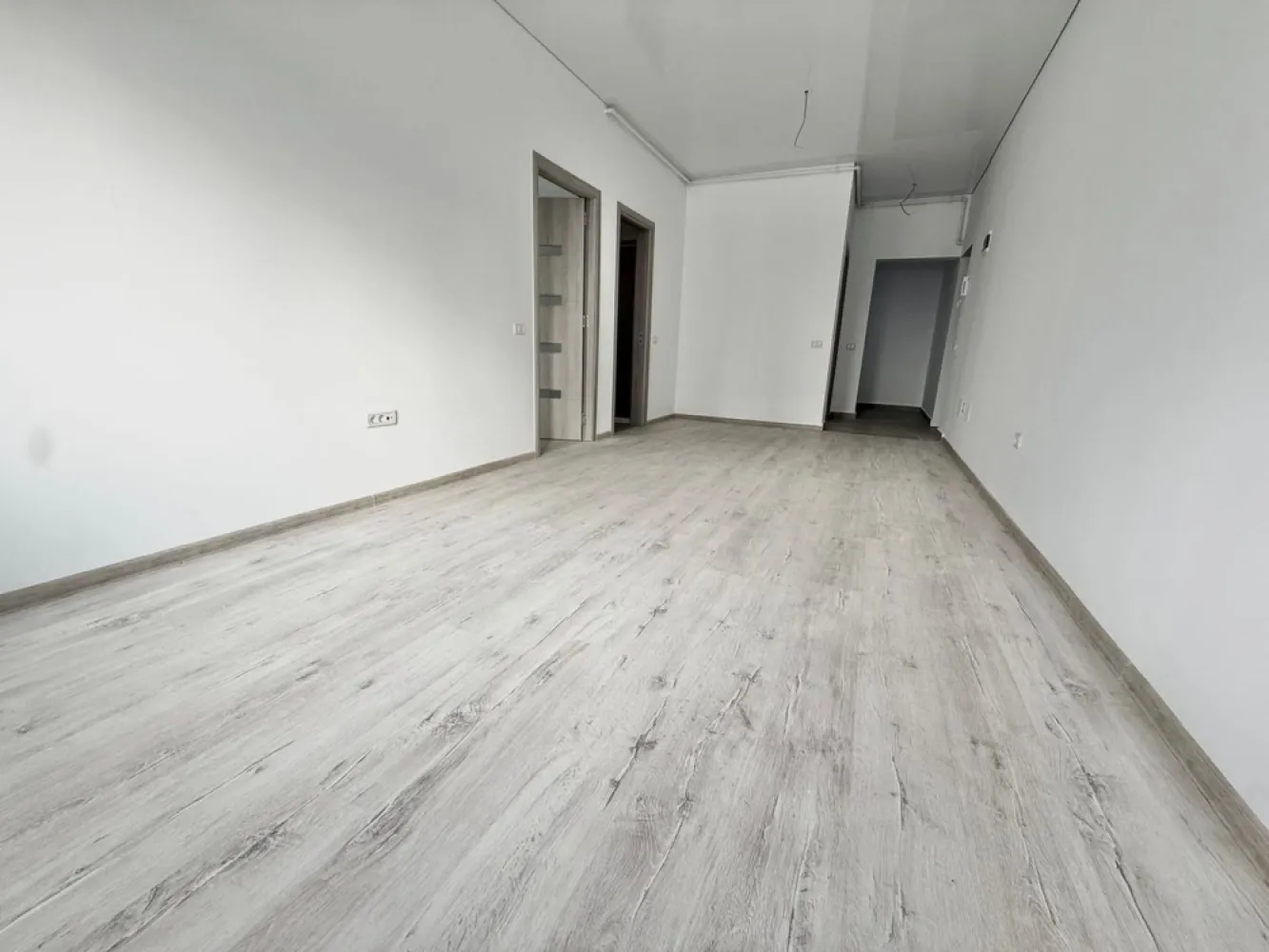 Apartament 2 camere decomandat - Militari Residence - TVA INCLUS !! Comision 0% Oferta de vanzare apartament cu 2 camere decomandat, situat la etajul 1 al unui bloc nou, ce dispune de lift. Suprafața utilă de aproximativ 50 mp oferă un spațiu generos și eficient compartimentat, ideal pentru un cuplu sau o familie mică. Apartamentul este disponibil pentru mutare imediată și beneficiază de o locație excelentă în zona Militari Residence, într-o zonă liniștită, dar în apropierea tuturor facilităților necesare unei vieți confortabile: - Parc în apropiere - Școală și grădiniță în zonă - Acces rapid la transport public - Mall, magazine și centre comerciale în apropiere Imobilul este situat într-un bloc cu 3 etaje, recent construit, perfect pentru un trai modern. *Caracteristici:* - Suprafață utilă: aproximativ 50 mp - 2 camere decomandate Pentru mai multe detalii sau pentru programarea unei vizionări, nu ezitați să ne contactați! }}
