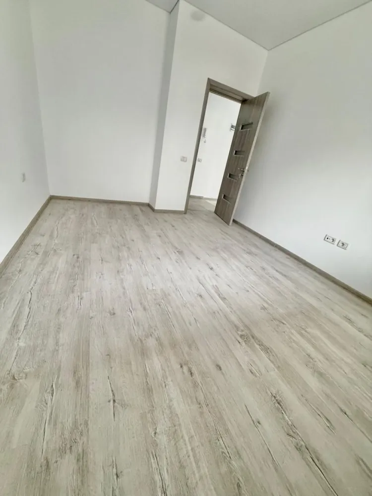 Apartament 2 camere decomandat - Militari Residence - TVA INCLUS !! Comision 0% Oferta de vanzare apartament cu 2 camere decomandat, situat la etajul 1 al unui bloc nou, ce dispune de lift. Suprafața utilă de aproximativ 50 mp oferă un spațiu generos și eficient compartimentat, ideal pentru un cuplu sau o familie mică. Apartamentul este disponibil pentru mutare imediată și beneficiază de o locație excelentă în zona Militari Residence, într-o zonă liniștită, dar în apropierea tuturor facilităților necesare unei vieți confortabile: - Parc în apropiere - Școală și grădiniță în zonă - Acces rapid la transport public - Mall, magazine și centre comerciale în apropiere Imobilul este situat într-un bloc cu 3 etaje, recent construit, perfect pentru un trai modern. *Caracteristici:* - Suprafață utilă: aproximativ 50 mp - 2 camere decomandate Pentru mai multe detalii sau pentru programarea unei vizionări, nu ezitați să ne contactați! }}