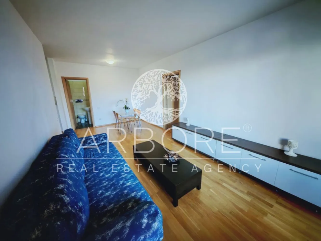 Apartament 2 camere mobilat complet Pipera | Privighetorilor | Băneasa - Vă oferim spre vânzare un apartament modern de 2 camere situat în ansamblul rezidențial Privighetorilor, una dintre cele mai apreciate dezvoltări din zona de nord a Capitalei – Pipera, Sector 1. Proprietatea se remarcă prin poziția excelentă, compartimentarea eficientă și terasa generoasă, fiind ideală atât pentru locuit, cât și pentru investiție. Apartamentul este situat la parterul unui imobil cu 7 etaje și beneficiază de acces facil către principalele puncte de interes din zona Băneasa – Pipera. Compartimentare living spațios, complet mobilat și dotat cu aer condiționat bucătărie complet utilată și mobilată dormitor mobilat cu baie proprie și aer condiționat hol de intrare WC de serviciu terasă generoasă Dotări și facilități ansamblu rezidențial modern centrală proprie a blocului pază și securitate 24/24 finisaje de calitate acces controlat în complex Localizare excelentă Apartamentul este situat pe Aleea Privighetorilor nr. 86P, Sector 1, într-o zonă verde și liniștită, aproape de principalele centre comerciale și instituții educaționale internaționale: Grădina Zoologică Băneasa Băneasa Shopping City IKEA Jolie Ville Ambasada SUA American International School of Bucharest British School of Bucharest Liceul Francez Anna de Noailles Avenor College numeroase școli și grădinițe private din zona Pipera Preț 💰 175.000 EUR tva inclus Loc de parcare disponibil separat: 15.000 EUR – parcare exterioară 18.000 EUR – parcare subterană Comision agentie 2%
