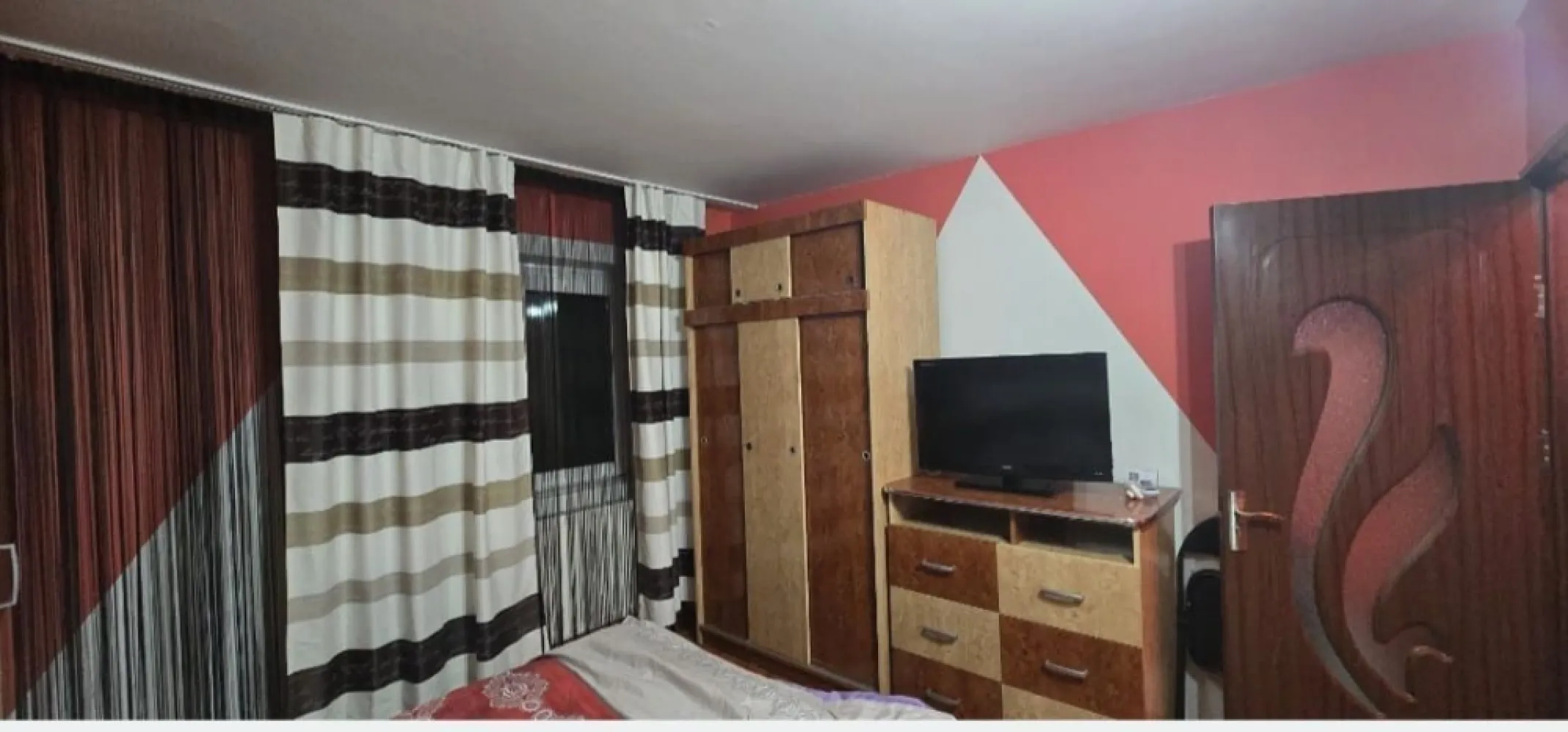 Apartament 2 camere decomandat, et.1, centru, mobilat, parcare - Se vinde apartament cu 2 camere, situat la etajul 1, în blocul P7, zonă centrală. Apartamentul este decomandat și se vinde complet mobilat, exact ca în fotografii. Dispune de instalație sanitară și electrică schimbate, iar blocul beneficiază de izolație exterioară. În preț este inclus și un loc de parcare. }}