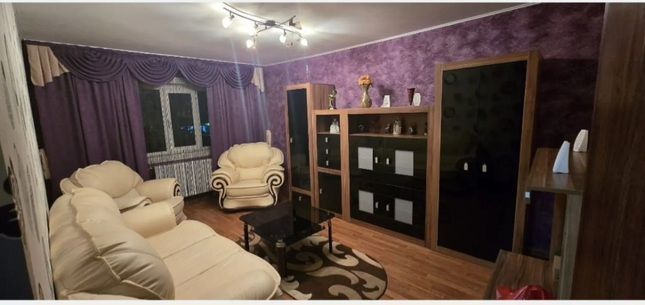 Apartament 2 camere decomandat, et.1, centru, mobilat, parcare - Se vinde apartament cu 2 camere, situat la etajul 1, în blocul P7, zonă centrală. Apartamentul este decomandat și se vinde complet mobilat, exact ca în fotografii. Dispune de instalație sanitară și electrică schimbate, iar blocul beneficiază de izolație exterioară. În preț este inclus și un loc de parcare. }}