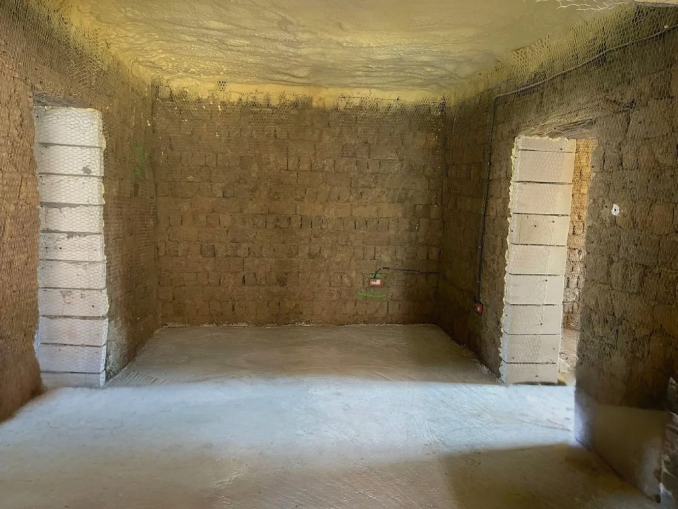 Casa cu teren 900 MP Cheresig Com Toboliu-Pret 46000 EURO Neg. - Casă cu două corpuri și teren generos de 900 mp în Cheresig – ideală pentru locuit sau investiție IMMOSELL vă propune în exclusivitate o proprietate situată în Chereșig, comuna Toboliu, într-o zonă liniștită, perfectă pentru cei care caută liniște, spațiu și potențial de dezvoltare. Proprietatea este amplasată pe un teren intravilan de 900 mp și este compusă din două corpuri de clădire, oferind multiple posibilități: locuință pentru două familii, casă + spațiu pentru oaspeți sau investiție. 🔹 Primul corp de clădire – în stadiu avansat de renovare acoperiș nou instalație electrică complet schimbată șape de beton turnate izolație realizată ferestre noi Compartimentare: 3 camere, hol, baie și terasă – pregătită pentru a fi finalizată după preferințele noului proprietar. 🔹 Al doilea corp de clădire 3 camere anexe gospodărești 🔹 Utilități: curent electric canalizare fântână încălzire pe sobă Proprietatea se vinde exact ca în fotografii, oferindu-vă oportunitatea de a o amenaja după propriul gust. ✔ Acces auto în curte ✔ Locuri de parcare în curte și în fața casei ✔ Teren generos pentru grădină, livadă sau relaxare O alegere foarte bună pentru locuință permanentă, casă de vacanță sau investiție într-o zonă liniștită, aproape de oraș. Pret : 46000 euro neg Tel: 0731290032 }}