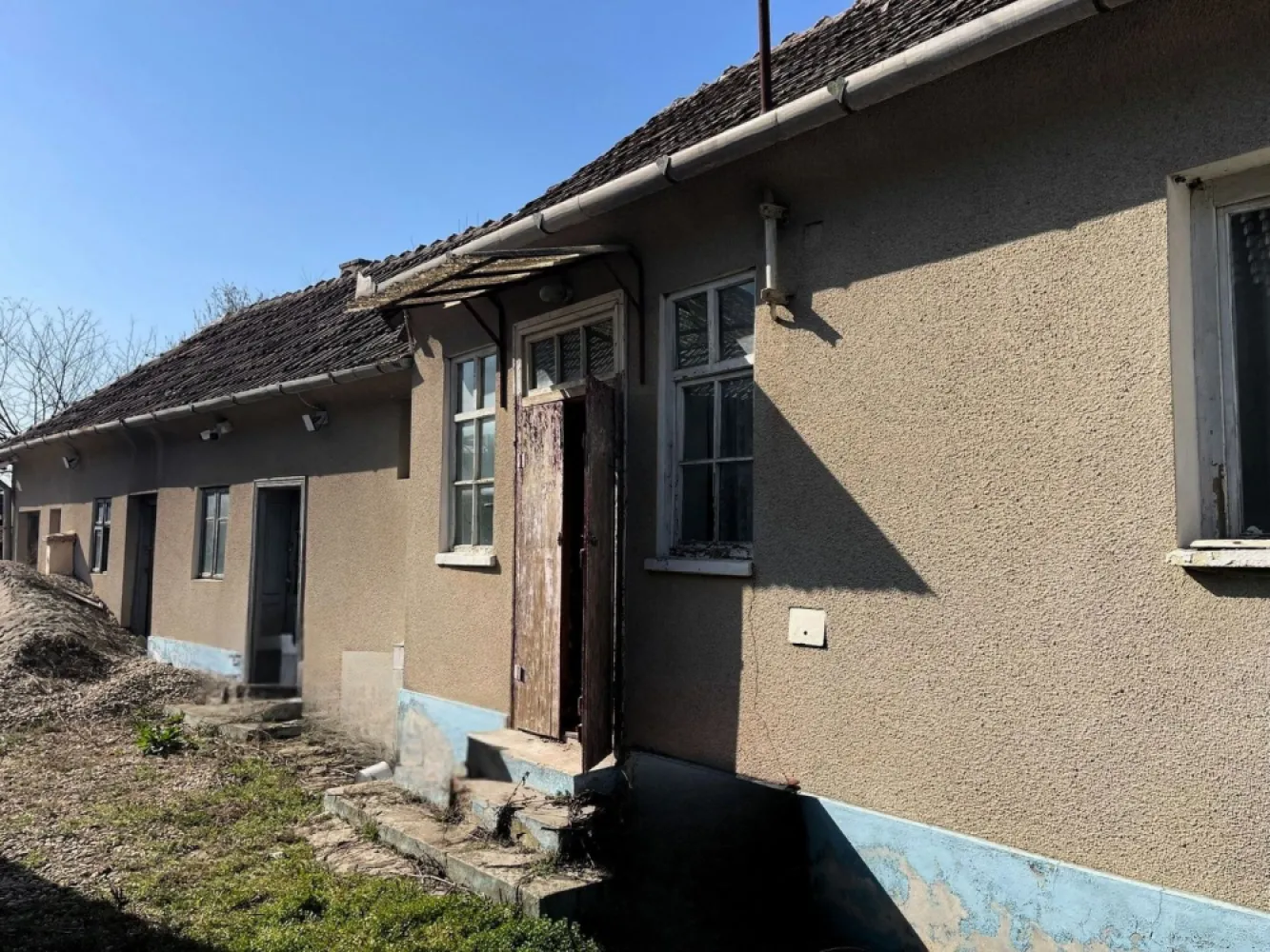 Casa cu teren 900 MP Cheresig Com Toboliu-Pret 46000 EURO Neg. - Casă cu două corpuri și teren generos de 900 mp în Cheresig – ideală pentru locuit sau investiție IMMOSELL vă propune în exclusivitate o proprietate situată în Chereșig, comuna Toboliu, într-o zonă liniștită, perfectă pentru cei care caută liniște, spațiu și potențial de dezvoltare. Proprietatea este amplasată pe un teren intravilan de 900 mp și este compusă din două corpuri de clădire, oferind multiple posibilități: locuință pentru două familii, casă + spațiu pentru oaspeți sau investiție. 🔹 Primul corp de clădire – în stadiu avansat de renovare acoperiș nou instalație electrică complet schimbată șape de beton turnate izolație realizată ferestre noi Compartimentare: 3 camere, hol, baie și terasă – pregătită pentru a fi finalizată după preferințele noului proprietar. 🔹 Al doilea corp de clădire 3 camere anexe gospodărești 🔹 Utilități: curent electric canalizare fântână încălzire pe sobă Proprietatea se vinde exact ca în fotografii, oferindu-vă oportunitatea de a o amenaja după propriul gust. ✔ Acces auto în curte ✔ Locuri de parcare în curte și în fața casei ✔ Teren generos pentru grădină, livadă sau relaxare O alegere foarte bună pentru locuință permanentă, casă de vacanță sau investiție într-o zonă liniștită, aproape de oraș. Pret : 46000 euro neg Tel: 0731290032 }}