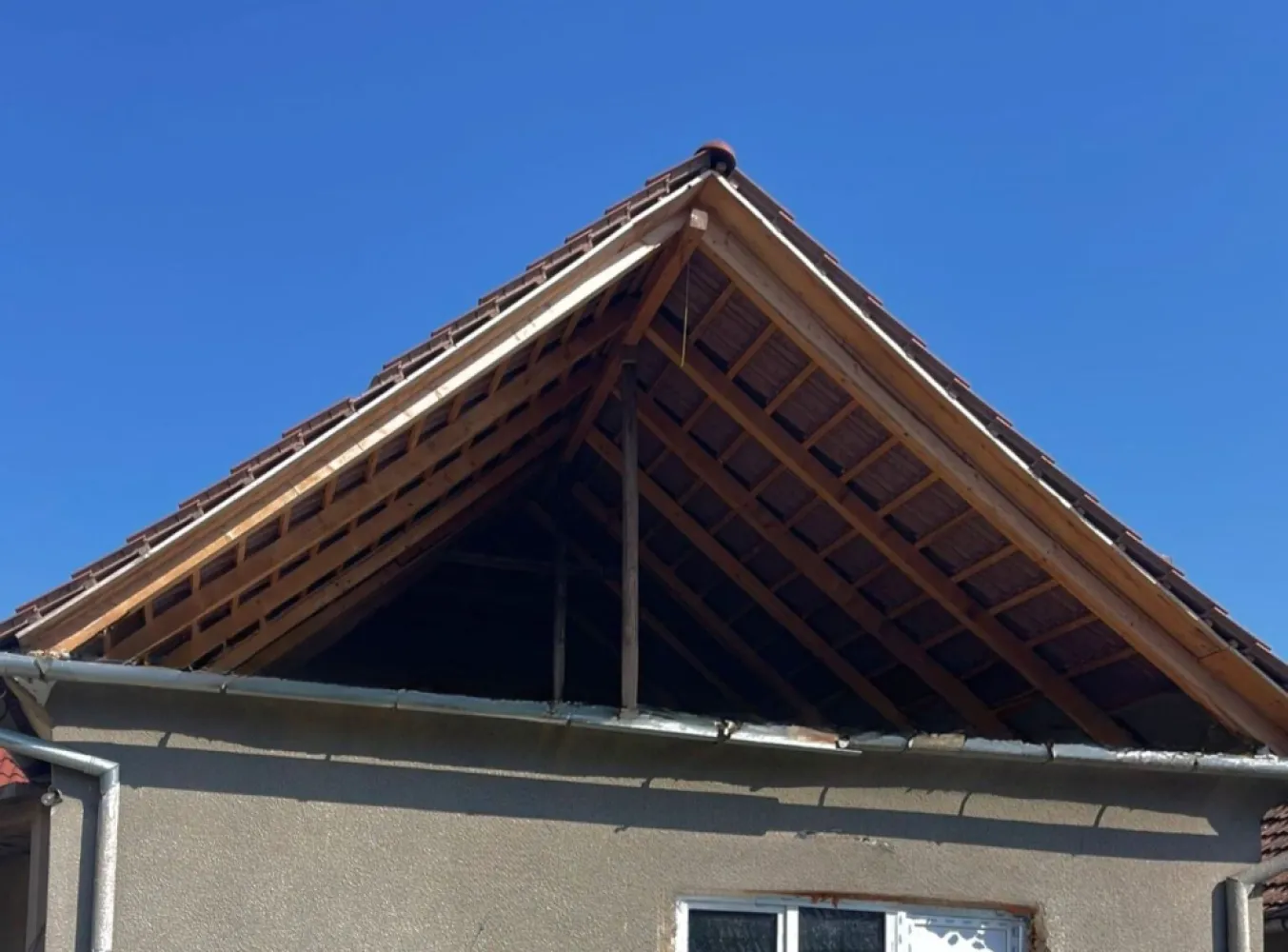 Casa cu teren 900 MP Cheresig Com Toboliu-Pret 46000 EURO Neg. - Casă cu două corpuri și teren generos de 900 mp în Cheresig – ideală pentru locuit sau investiție IMMOSELL vă propune în exclusivitate o proprietate situată în Chereșig, comuna Toboliu, într-o zonă liniștită, perfectă pentru cei care caută liniște, spațiu și potențial de dezvoltare. Proprietatea este amplasată pe un teren intravilan de 900 mp și este compusă din două corpuri de clădire, oferind multiple posibilități: locuință pentru două familii, casă + spațiu pentru oaspeți sau investiție. 🔹 Primul corp de clădire – în stadiu avansat de renovare acoperiș nou instalație electrică complet schimbată șape de beton turnate izolație realizată ferestre noi Compartimentare: 3 camere, hol, baie și terasă – pregătită pentru a fi finalizată după preferințele noului proprietar. 🔹 Al doilea corp de clădire 3 camere anexe gospodărești 🔹 Utilități: curent electric canalizare fântână încălzire pe sobă Proprietatea se vinde exact ca în fotografii, oferindu-vă oportunitatea de a o amenaja după propriul gust. ✔ Acces auto în curte ✔ Locuri de parcare în curte și în fața casei ✔ Teren generos pentru grădină, livadă sau relaxare O alegere foarte bună pentru locuință permanentă, casă de vacanță sau investiție într-o zonă liniștită, aproape de oraș. Pret : 46000 euro neg Tel: 0731290032 }}