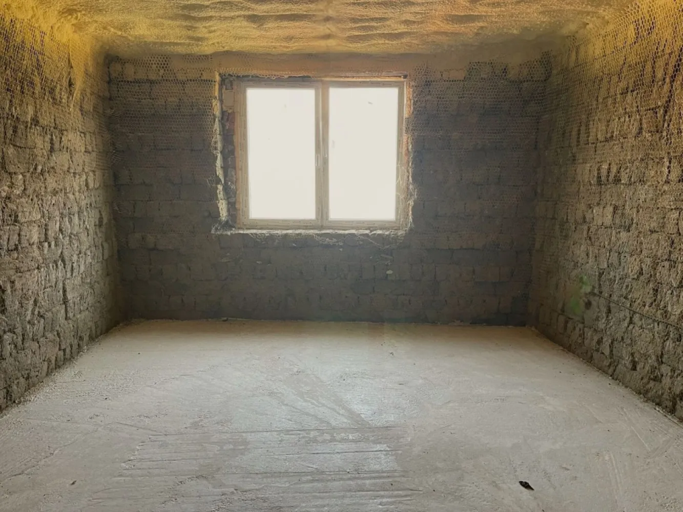 Casa cu teren 900 MP Cheresig Com Toboliu-Pret 46000 EURO Neg. - Casă cu două corpuri și teren generos de 900 mp în Cheresig – ideală pentru locuit sau investiție IMMOSELL vă propune în exclusivitate o proprietate situată în Chereșig, comuna Toboliu, într-o zonă liniștită, perfectă pentru cei care caută liniște, spațiu și potențial de dezvoltare. Proprietatea este amplasată pe un teren intravilan de 900 mp și este compusă din două corpuri de clădire, oferind multiple posibilități: locuință pentru două familii, casă + spațiu pentru oaspeți sau investiție. 🔹 Primul corp de clădire – în stadiu avansat de renovare acoperiș nou instalație electrică complet schimbată șape de beton turnate izolație realizată ferestre noi Compartimentare: 3 camere, hol, baie și terasă – pregătită pentru a fi finalizată după preferințele noului proprietar. 🔹 Al doilea corp de clădire 3 camere anexe gospodărești 🔹 Utilități: curent electric canalizare fântână încălzire pe sobă Proprietatea se vinde exact ca în fotografii, oferindu-vă oportunitatea de a o amenaja după propriul gust. ✔ Acces auto în curte ✔ Locuri de parcare în curte și în fața casei ✔ Teren generos pentru grădină, livadă sau relaxare O alegere foarte bună pentru locuință permanentă, casă de vacanță sau investiție într-o zonă liniștită, aproape de oraș. Pret : 46000 euro neg Tel: 0731290032 }}