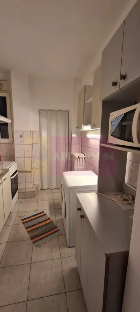 OPORTUNITATE INVESTITIE! Garsoniera ultracentrala Piata Romana- ASE. - Compania imobiliara Apulum 94 va propune o garsoniera situata intr-o zona ultracentrala a capitalei, respectiv Piata Romana- ASE. 
Imobilul este construit in 1937. Garsoniera are vedere stradala, catre ASE, catre intersectie. 
Este foarte pretabila de nvestitie pentru inchiriere. 
Suprafata utila este de 29,73 mp. Incalzirea este cu centrala de bloc, sunt calorifere cu repartitoare. Interiorul este amenajat cu termopan, parchet, gresie, faianta, aer conditionat. 
Se vinde cu bucataria mobilata. 
Pentru alte detalii si vizionare nu ezitati sa ma contactati pe nr 0733683446- Laura Ionescu.