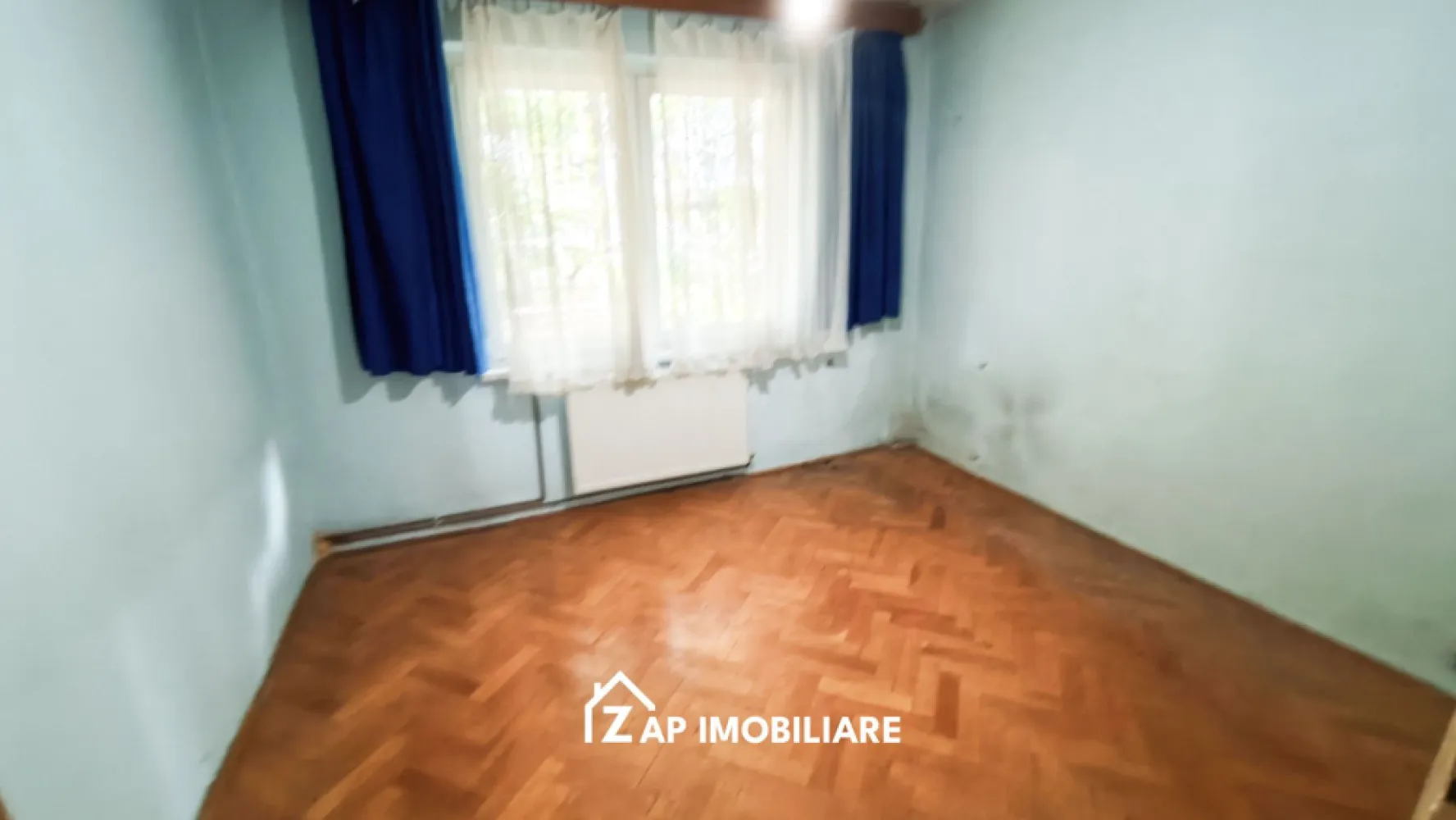 Tudor - 3 Camere 2 Bai - 72 mp - Mentionati ID-ul proprietatii cand apelati: CP3210939
Contact ⓪⑦②⑥ ②②③ ⑧⑧⑥ Sebastian
Vrei sa vezi un video cu apartamentul ? Solicita acest lucru agentului la telefon 

Zap Imobiliare vă propune în exclusivitate spre vânzare un apartament cu 3 camere spațios și excelent compartimentat, situat într-o zonă liniștită. Proprietatea se află la parterul unui imobil cu 4 niveluri, având particularitatea unui parter înalt (poziționat peste garaje pe o parte), aspect ce oferă un plus de intimitate, siguranță și confort termic ridicat.

Apartamentul este complet decomandat, nemobilat și necesită lucrări de renovare, reprezentând pânza albă ideală pentru cei care își doresc să își configureze finisajele și designul interior complet după propriul gust. Clădirea este deja izolată termic la exterior, asigurând cheltuieli optimizate pentru întreținere.

Compartimentare și detalii tehnice
-- Număr camere: 3 camere luminoase (2 dormitoare și un living generos)
-- Suprafață utilă: 72 mp (Suprafață construită: 85 mp)
-- Regim de înălțime: Parter înalt (peste garaje pe o parte), într-un bloc cu 4 etaje
-- Număr băi: 2 băi (există geam la baie pentru aerisire naturală)
-- Spații de depozitare: Apartamentul dispune și de debara utilă pentru organizare
-- Dotări tehnice existente: Centrală termică proprie funcțională, calorifere și ferestre cu geam termopan
-- Izolație: Bloc izolat termic exterior
-- Podele cu parchet și gresie, pereți cu vopsea ușă de intrare din metal

Avantaje zonă și facilități stradale:
-- Infrastructură completă: Străzi asfaltate, cu iluminat stradal modern
-- Transport public: Acces rapid și facil la mijloacele de transport în comun

Opțiuni financiare:
-- Preț vânzare: 97.000 Euro 

Comisionul pentru cumpărător este ZERO%.

Acest anunț nu corespunde cerințelor tale? Sună la numărul afișat în anunț și unul dintre agenții noștri te va ajuda cu alte oferte personalizate în funcție de cerințele tale.

Contact ⓪⑦②⑥ ②②③ ⑧⑧⑥ Sebastian