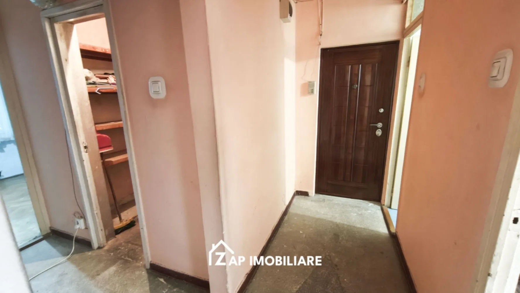 Tudor - 3 Camere 2 Bai - 72 mp - Mentionati ID-ul proprietatii cand apelati: CP3210939
Contact ⓪⑦②⑥ ②②③ ⑧⑧⑥ Sebastian
Vrei sa vezi un video cu apartamentul ? Solicita acest lucru agentului la telefon 

Zap Imobiliare vă propune în exclusivitate spre vânzare un apartament cu 3 camere spațios și excelent compartimentat, situat într-o zonă liniștită. Proprietatea se află la parterul unui imobil cu 4 niveluri, având particularitatea unui parter înalt (poziționat peste garaje pe o parte), aspect ce oferă un plus de intimitate, siguranță și confort termic ridicat.

Apartamentul este complet decomandat, nemobilat și necesită lucrări de renovare, reprezentând pânza albă ideală pentru cei care își doresc să își configureze finisajele și designul interior complet după propriul gust. Clădirea este deja izolată termic la exterior, asigurând cheltuieli optimizate pentru întreținere.

Compartimentare și detalii tehnice
-- Număr camere: 3 camere luminoase (2 dormitoare și un living generos)
-- Suprafață utilă: 72 mp (Suprafață construită: 85 mp)
-- Regim de înălțime: Parter înalt (peste garaje pe o parte), într-un bloc cu 4 etaje
-- Număr băi: 2 băi (există geam la baie pentru aerisire naturală)
-- Spații de depozitare: Apartamentul dispune și de debara utilă pentru organizare
-- Dotări tehnice existente: Centrală termică proprie funcțională, calorifere și ferestre cu geam termopan
-- Izolație: Bloc izolat termic exterior
-- Podele cu parchet și gresie, pereți cu vopsea ușă de intrare din metal

Avantaje zonă și facilități stradale:
-- Infrastructură completă: Străzi asfaltate, cu iluminat stradal modern
-- Transport public: Acces rapid și facil la mijloacele de transport în comun

Opțiuni financiare:
-- Preț vânzare: 97.000 Euro 

Comisionul pentru cumpărător este ZERO%.

Acest anunț nu corespunde cerințelor tale? Sună la numărul afișat în anunț și unul dintre agenții noștri te va ajuda cu alte oferte personalizate în funcție de cerințele tale.

Contact ⓪⑦②⑥ ②②③ ⑧⑧⑥ Sebastian