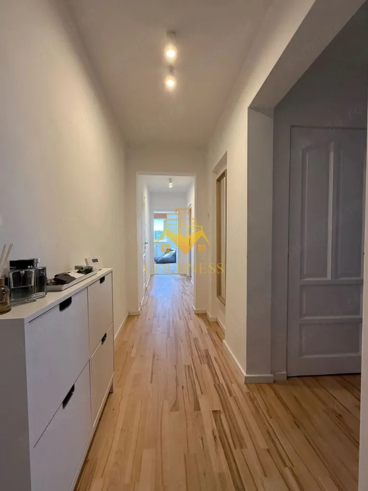 3 camere decomandate, Zona Big, Mehedinti, Manastur - GOLDNESS Imobiliare vă propune spre vanzare un apartament cu 3 camere complet mobilat și utilat, la etajul 8 într-un imobil de 10 etaje, în Cartierul Manastur.
Se află în apropierea stațiilor de transport în comun, magazine, restaurante, spații verzi, farmacii, etc. 

Apartamentul este compartimentat astfel:
 - dormitor cu pat matrimonial, dressing, birou
 - dormitor cu pat single, dulap
 - living cu canapea, comoda tv, televizor, loc de servit masa
 - bucatarie complet utilată și mobilată
 - baie cu dus walk-in, calorifer port prosop și dulap pentru depozitare.
 - balcon de 2 mp

Imobilul este dotat cu toate cele necesare- centrală proprie, frigider, aragaz, hotă, mașină de spălat haine, etc. 

Dacă sunteți interesați de acest apartament și doriți să îl vizionați, dar și pentru alte oferte nu ezitați să ne contactați telefonic sau prin e-mail. Vă stăm la dispoziție!
Pentru intermediere se percepe un comision de 2% din prețul vanzarii!