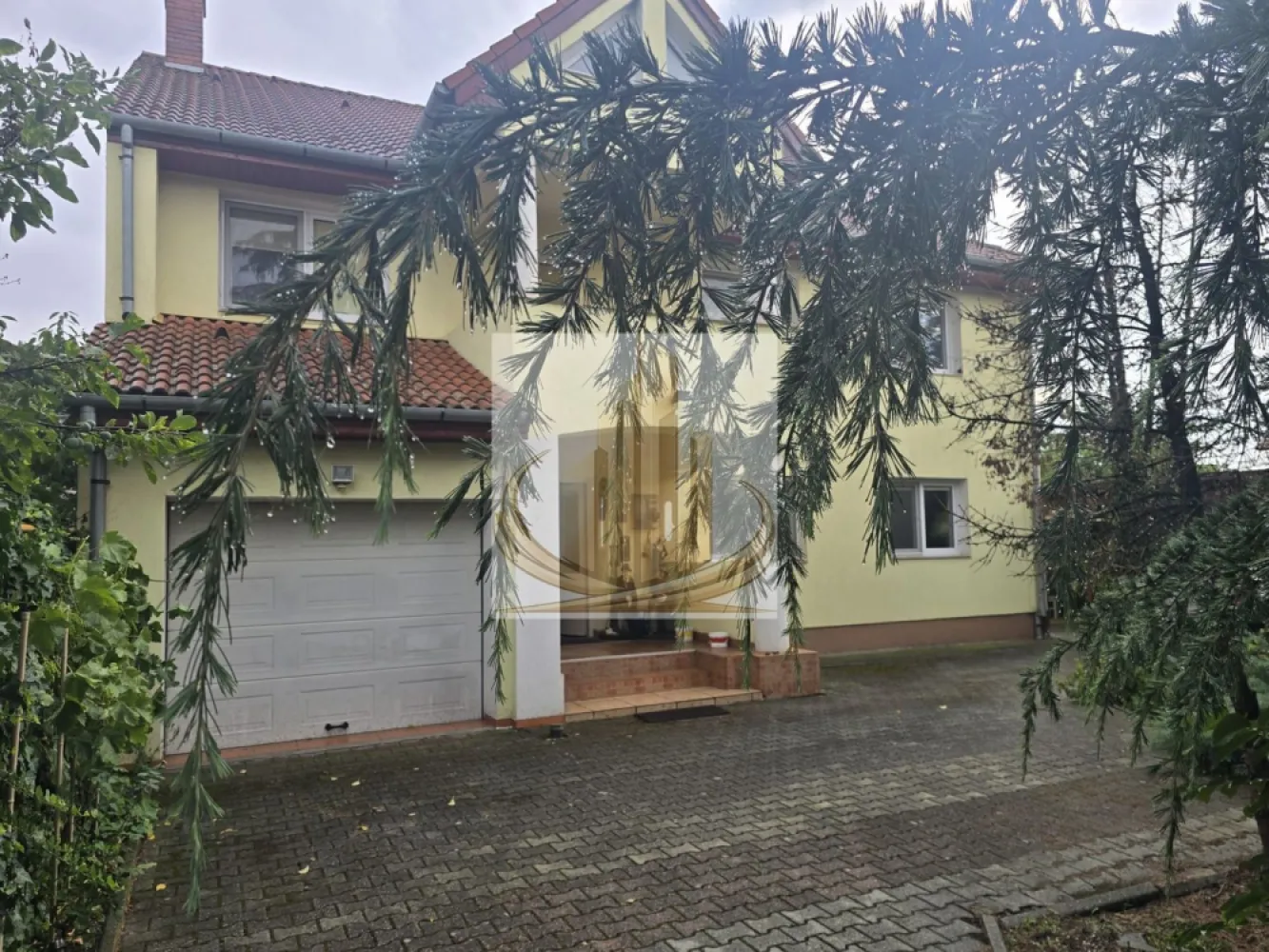 Vila exclusivista in Timisoara zona Centrala 950.000 Euro - Grand Mobilis imobiliare va propune spre vanzare o proprietate exclusivista

VILĂ ÎN ZONĂ REZIDENȚIALĂ TIMIȘOARA(MOBILATĂ SAU NEMOBILATĂ)!TEREN ȘI CASĂ DOTAT CU SISTEM AMERICAN DE SUPRAVEGHERE VIDEO 360 GRADE ,DE ULTIMĂ GENERAȚIE CONECTAT 24 H DIN 24 LA FIRMĂ PAZĂ!
SUPRAFAȚA TERENULUI ESTE DE 1.150 M2, FIIND DE FORMĂ DREPTUNGHIULARĂ. CONSTRUCȚIA ESTE AMPLASATĂ LA 36 M FAȚA DE LINIA STRĂZII. ÎNTRE CASĂ SI LINIA STRĂZII SE AFLĂ AMENAJAT UN PARC CU O MARE VARIETATE DE ARBORI, ARBUȘTI SI POMI FRUCTIFERI. IN SPATELE CASEI SE AFLĂ O GRADINĂ DE POMI FRUCTIFERI . ACCESUL PE PROPRIETATE SE FACE PRINTR-O UȘA PIETONALĂ SI PRINTR-O POARTĂ CARE ASIGURĂ ACCESUL AUTO, ACTIONATĂ ELECTRIC CU TELECOMANDĂ. LA MARGINEA CĂII DE ACCES AUTO SE AFLĂ BUTAȘI DE TRANDAFIRI SI VIȚA DE VIE. PARCUL ESTE PREVĂZUT CU SISTEM DE STROPIRE ȘI IRIGARE AUTOMAT, PE PROPRIETATE FIIND FORATE DOUA PUȚURI.
IMOBILUL ESTE SITUAT PE O STRADĂ LINIȘTITĂ ÎNTR-O ZONA DE CASE CU REGIM DE ÎNĂLȚIME (P+1). CONSTRUCȚIA ESTE EXECUTATĂ IN ANUL 2003 DIN CARAMIDA POROTHERM AVÂND ZIDURILE DE 46 CM.GROSIME ,PE O FUNDAȚIE CE SUPORTA UN REGIM DE INALTIME (P+3).
IMOBILUL ARE O SUPRAFAȚA UTILA DE 440 M2, AVAND 6 DORMITOARE, 2 LIVINGURI, BUCĂTĂRIE, CĂMĂRĂ ALIMENTE, 3 BĂI, 4 TERASE (UNA FIIND ACOPERITĂ). 
PODUL CU PLACĂ TURNATĂ .CASĂ COMPLET IZOLATĂ, UNUL DIN GARAJE ESTE IN INCINTA IMOBILULUI, UȘA GARAJULUI FIIND ACȚIONATĂ PRIN TELECOMANDĂ. ACCESUL IN CASĂ SE POATE FACE SI DIN GARAJ.
IMOBILUL ARE TOTATE UTILITĂȚILE (GAZ, CANAL, APĂ, ENERGIE ELECTRICĂ, INTERNET FIBRĂ-OPTICA), TOATE CABLURILE FIIND SUBTERANE. INCĂLZIREA CENTRALĂ ESTE ASIGURATĂ DE ECHIPAMENTE DE INALTĂ TEHNOLOGIE AFLATE INTR-O INCINTA TEHNICĂ. ȚEVILE INSTALAȚIEI DE INCĂLZIRE SUNT INGROPATE SI CONFECȚIONATE DIN CUPRU. DISTRIBUITOARE SEPARATE PENTRU FIECARE CALORIFER IN PARTE. INSTALAȚIA ELECTRICĂ ESTE INGROPATĂ FIIND REALIZATĂ DIN FIRE DE CUPRU. 
FIECARE CAMERĂ ESTE PREVĂZUTĂ CU COȘURI DE FUM FIIND POSIBILĂ INSTALAREA DE ȘEMINEE SAU TERACOTE. GEAMURILE SI UȘILE EXTERIOARE SUNT DIN TÎMPLARIE TERMOPAN DE INALTĂ CALITATE. UȘILE DE INTERIOR SUNT DIN LEMN DE CIREȘ CU GEAMURI DE SEMICRISTAL, CU EXCEPȚIA UȘILOR DE LA BĂI SI A HOLULUI DE INTRARE. PARCHETUL ESTE DIN LEMN DE STEJAR MASIV AFLAT INTR-O STARE IMPECABILĂ.
DIN PROIECTARE ETAJUL POATE FII COMPARTIMENTAT IN DIVERSE MODURI OBȚINĂNDU-SE SUPRAFEȚE SI VOLUME DIFERITE.
FINISAJELE CUPRIND GRESIE SI FAIANȚA SPANIOLĂ, CADĂ CU HIDROMASAJ, DUȘ, CADĂ DE BAIE DE MARE VOLUM, VITRALII, TERACOTE, ȘEMINEU, ETC
CASA SE VINDE MOBILATĂ, MOBILATĂ PARȚIAL SAU NEMOBILATĂ
INTRE CASĂ SI STRADĂ EXISTĂ UN PROIECT APROBAT AL UNEI CLĂDIRI CU O SUPRAFAȚĂ DE 550 M2 (P+1) CARE POATE AVEA O UTILITATE DE CLINICĂ, SPITAL, SALĂ DE SPORT, ETC . ÎN SPATE ESTE PREVĂZUTĂ O LOCAȚIE PENTRU AMPLASAREA PISCINEI AVÂND ÎN APROPIERE MONTATE UTILITĂȚILE !

ID Intern CP3210908