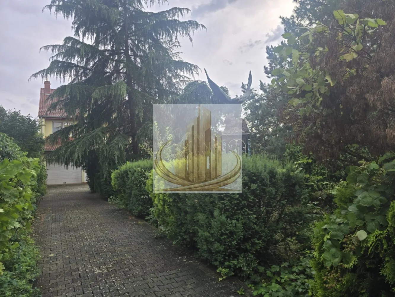 Vila exclusivista in Timisoara zona Centrala 950.000 Euro - Grand Mobilis imobiliare va propune spre vanzare o proprietate exclusivista

VILĂ ÎN ZONĂ REZIDENȚIALĂ TIMIȘOARA(MOBILATĂ SAU NEMOBILATĂ)!TEREN ȘI CASĂ DOTAT CU SISTEM AMERICAN DE SUPRAVEGHERE VIDEO 360 GRADE ,DE ULTIMĂ GENERAȚIE CONECTAT 24 H DIN 24 LA FIRMĂ PAZĂ!
SUPRAFAȚA TERENULUI ESTE DE 1.150 M2, FIIND DE FORMĂ DREPTUNGHIULARĂ. CONSTRUCȚIA ESTE AMPLASATĂ LA 36 M FAȚA DE LINIA STRĂZII. ÎNTRE CASĂ SI LINIA STRĂZII SE AFLĂ AMENAJAT UN PARC CU O MARE VARIETATE DE ARBORI, ARBUȘTI SI POMI FRUCTIFERI. IN SPATELE CASEI SE AFLĂ O GRADINĂ DE POMI FRUCTIFERI . ACCESUL PE PROPRIETATE SE FACE PRINTR-O UȘA PIETONALĂ SI PRINTR-O POARTĂ CARE ASIGURĂ ACCESUL AUTO, ACTIONATĂ ELECTRIC CU TELECOMANDĂ. LA MARGINEA CĂII DE ACCES AUTO SE AFLĂ BUTAȘI DE TRANDAFIRI SI VIȚA DE VIE. PARCUL ESTE PREVĂZUT CU SISTEM DE STROPIRE ȘI IRIGARE AUTOMAT, PE PROPRIETATE FIIND FORATE DOUA PUȚURI.
IMOBILUL ESTE SITUAT PE O STRADĂ LINIȘTITĂ ÎNTR-O ZONA DE CASE CU REGIM DE ÎNĂLȚIME (P+1). CONSTRUCȚIA ESTE EXECUTATĂ IN ANUL 2003 DIN CARAMIDA POROTHERM AVÂND ZIDURILE DE 46 CM.GROSIME ,PE O FUNDAȚIE CE SUPORTA UN REGIM DE INALTIME (P+3).
IMOBILUL ARE O SUPRAFAȚA UTILA DE 440 M2, AVAND 6 DORMITOARE, 2 LIVINGURI, BUCĂTĂRIE, CĂMĂRĂ ALIMENTE, 3 BĂI, 4 TERASE (UNA FIIND ACOPERITĂ). 
PODUL CU PLACĂ TURNATĂ .CASĂ COMPLET IZOLATĂ, UNUL DIN GARAJE ESTE IN INCINTA IMOBILULUI, UȘA GARAJULUI FIIND ACȚIONATĂ PRIN TELECOMANDĂ. ACCESUL IN CASĂ SE POATE FACE SI DIN GARAJ.
IMOBILUL ARE TOTATE UTILITĂȚILE (GAZ, CANAL, APĂ, ENERGIE ELECTRICĂ, INTERNET FIBRĂ-OPTICA), TOATE CABLURILE FIIND SUBTERANE. INCĂLZIREA CENTRALĂ ESTE ASIGURATĂ DE ECHIPAMENTE DE INALTĂ TEHNOLOGIE AFLATE INTR-O INCINTA TEHNICĂ. ȚEVILE INSTALAȚIEI DE INCĂLZIRE SUNT INGROPATE SI CONFECȚIONATE DIN CUPRU. DISTRIBUITOARE SEPARATE PENTRU FIECARE CALORIFER IN PARTE. INSTALAȚIA ELECTRICĂ ESTE INGROPATĂ FIIND REALIZATĂ DIN FIRE DE CUPRU. 
FIECARE CAMERĂ ESTE PREVĂZUTĂ CU COȘURI DE FUM FIIND POSIBILĂ INSTALAREA DE ȘEMINEE SAU TERACOTE. GEAMURILE SI UȘILE EXTERIOARE SUNT DIN TÎMPLARIE TERMOPAN DE INALTĂ CALITATE. UȘILE DE INTERIOR SUNT DIN LEMN DE CIREȘ CU GEAMURI DE SEMICRISTAL, CU EXCEPȚIA UȘILOR DE LA BĂI SI A HOLULUI DE INTRARE. PARCHETUL ESTE DIN LEMN DE STEJAR MASIV AFLAT INTR-O STARE IMPECABILĂ.
DIN PROIECTARE ETAJUL POATE FII COMPARTIMENTAT IN DIVERSE MODURI OBȚINĂNDU-SE SUPRAFEȚE SI VOLUME DIFERITE.
FINISAJELE CUPRIND GRESIE SI FAIANȚA SPANIOLĂ, CADĂ CU HIDROMASAJ, DUȘ, CADĂ DE BAIE DE MARE VOLUM, VITRALII, TERACOTE, ȘEMINEU, ETC
CASA SE VINDE MOBILATĂ, MOBILATĂ PARȚIAL SAU NEMOBILATĂ
INTRE CASĂ SI STRADĂ EXISTĂ UN PROIECT APROBAT AL UNEI CLĂDIRI CU O SUPRAFAȚĂ DE 550 M2 (P+1) CARE POATE AVEA O UTILITATE DE CLINICĂ, SPITAL, SALĂ DE SPORT, ETC . ÎN SPATE ESTE PREVĂZUTĂ O LOCAȚIE PENTRU AMPLASAREA PISCINEI AVÂND ÎN APROPIERE MONTATE UTILITĂȚILE !

ID Intern CP3210908