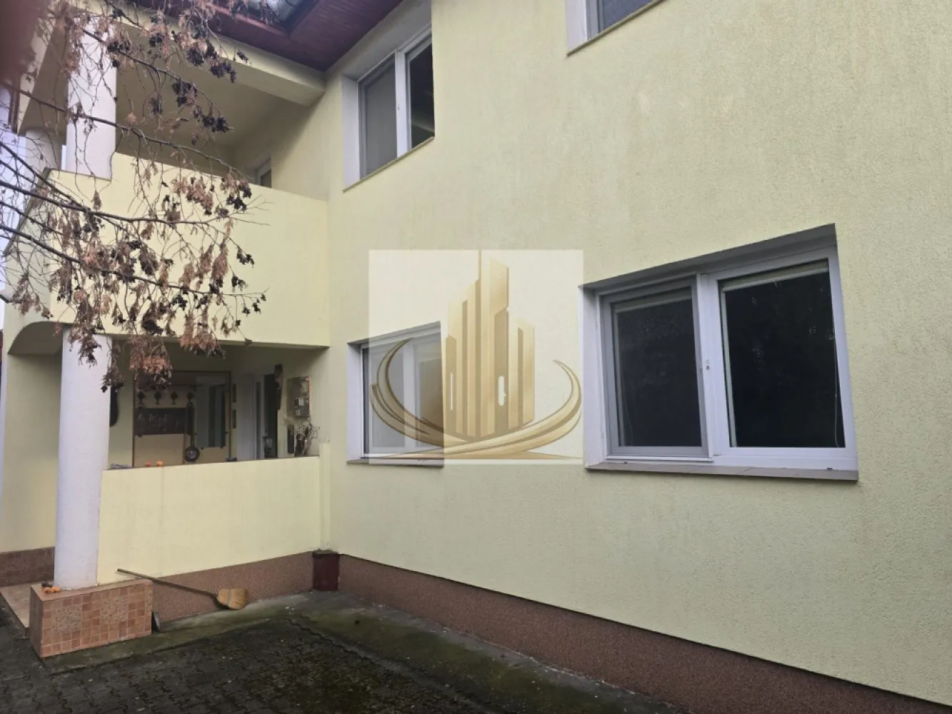 Vila exclusivista in Timisoara zona Centrala 950.000 Euro - Grand Mobilis imobiliare va propune spre vanzare o proprietate exclusivista

VILĂ ÎN ZONĂ REZIDENȚIALĂ TIMIȘOARA(MOBILATĂ SAU NEMOBILATĂ)!TEREN ȘI CASĂ DOTAT CU SISTEM AMERICAN DE SUPRAVEGHERE VIDEO 360 GRADE ,DE ULTIMĂ GENERAȚIE CONECTAT 24 H DIN 24 LA FIRMĂ PAZĂ!
SUPRAFAȚA TERENULUI ESTE DE 1.150 M2, FIIND DE FORMĂ DREPTUNGHIULARĂ. CONSTRUCȚIA ESTE AMPLASATĂ LA 36 M FAȚA DE LINIA STRĂZII. ÎNTRE CASĂ SI LINIA STRĂZII SE AFLĂ AMENAJAT UN PARC CU O MARE VARIETATE DE ARBORI, ARBUȘTI SI POMI FRUCTIFERI. IN SPATELE CASEI SE AFLĂ O GRADINĂ DE POMI FRUCTIFERI . ACCESUL PE PROPRIETATE SE FACE PRINTR-O UȘA PIETONALĂ SI PRINTR-O POARTĂ CARE ASIGURĂ ACCESUL AUTO, ACTIONATĂ ELECTRIC CU TELECOMANDĂ. LA MARGINEA CĂII DE ACCES AUTO SE AFLĂ BUTAȘI DE TRANDAFIRI SI VIȚA DE VIE. PARCUL ESTE PREVĂZUT CU SISTEM DE STROPIRE ȘI IRIGARE AUTOMAT, PE PROPRIETATE FIIND FORATE DOUA PUȚURI.
IMOBILUL ESTE SITUAT PE O STRADĂ LINIȘTITĂ ÎNTR-O ZONA DE CASE CU REGIM DE ÎNĂLȚIME (P+1). CONSTRUCȚIA ESTE EXECUTATĂ IN ANUL 2003 DIN CARAMIDA POROTHERM AVÂND ZIDURILE DE 46 CM.GROSIME ,PE O FUNDAȚIE CE SUPORTA UN REGIM DE INALTIME (P+3).
IMOBILUL ARE O SUPRAFAȚA UTILA DE 440 M2, AVAND 6 DORMITOARE, 2 LIVINGURI, BUCĂTĂRIE, CĂMĂRĂ ALIMENTE, 3 BĂI, 4 TERASE (UNA FIIND ACOPERITĂ). 
PODUL CU PLACĂ TURNATĂ .CASĂ COMPLET IZOLATĂ, UNUL DIN GARAJE ESTE IN INCINTA IMOBILULUI, UȘA GARAJULUI FIIND ACȚIONATĂ PRIN TELECOMANDĂ. ACCESUL IN CASĂ SE POATE FACE SI DIN GARAJ.
IMOBILUL ARE TOTATE UTILITĂȚILE (GAZ, CANAL, APĂ, ENERGIE ELECTRICĂ, INTERNET FIBRĂ-OPTICA), TOATE CABLURILE FIIND SUBTERANE. INCĂLZIREA CENTRALĂ ESTE ASIGURATĂ DE ECHIPAMENTE DE INALTĂ TEHNOLOGIE AFLATE INTR-O INCINTA TEHNICĂ. ȚEVILE INSTALAȚIEI DE INCĂLZIRE SUNT INGROPATE SI CONFECȚIONATE DIN CUPRU. DISTRIBUITOARE SEPARATE PENTRU FIECARE CALORIFER IN PARTE. INSTALAȚIA ELECTRICĂ ESTE INGROPATĂ FIIND REALIZATĂ DIN FIRE DE CUPRU. 
FIECARE CAMERĂ ESTE PREVĂZUTĂ CU COȘURI DE FUM FIIND POSIBILĂ INSTALAREA DE ȘEMINEE SAU TERACOTE. GEAMURILE SI UȘILE EXTERIOARE SUNT DIN TÎMPLARIE TERMOPAN DE INALTĂ CALITATE. UȘILE DE INTERIOR SUNT DIN LEMN DE CIREȘ CU GEAMURI DE SEMICRISTAL, CU EXCEPȚIA UȘILOR DE LA BĂI SI A HOLULUI DE INTRARE. PARCHETUL ESTE DIN LEMN DE STEJAR MASIV AFLAT INTR-O STARE IMPECABILĂ.
DIN PROIECTARE ETAJUL POATE FII COMPARTIMENTAT IN DIVERSE MODURI OBȚINĂNDU-SE SUPRAFEȚE SI VOLUME DIFERITE.
FINISAJELE CUPRIND GRESIE SI FAIANȚA SPANIOLĂ, CADĂ CU HIDROMASAJ, DUȘ, CADĂ DE BAIE DE MARE VOLUM, VITRALII, TERACOTE, ȘEMINEU, ETC
CASA SE VINDE MOBILATĂ, MOBILATĂ PARȚIAL SAU NEMOBILATĂ
INTRE CASĂ SI STRADĂ EXISTĂ UN PROIECT APROBAT AL UNEI CLĂDIRI CU O SUPRAFAȚĂ DE 550 M2 (P+1) CARE POATE AVEA O UTILITATE DE CLINICĂ, SPITAL, SALĂ DE SPORT, ETC . ÎN SPATE ESTE PREVĂZUTĂ O LOCAȚIE PENTRU AMPLASAREA PISCINEI AVÂND ÎN APROPIERE MONTATE UTILITĂȚILE !

ID Intern CP3210908