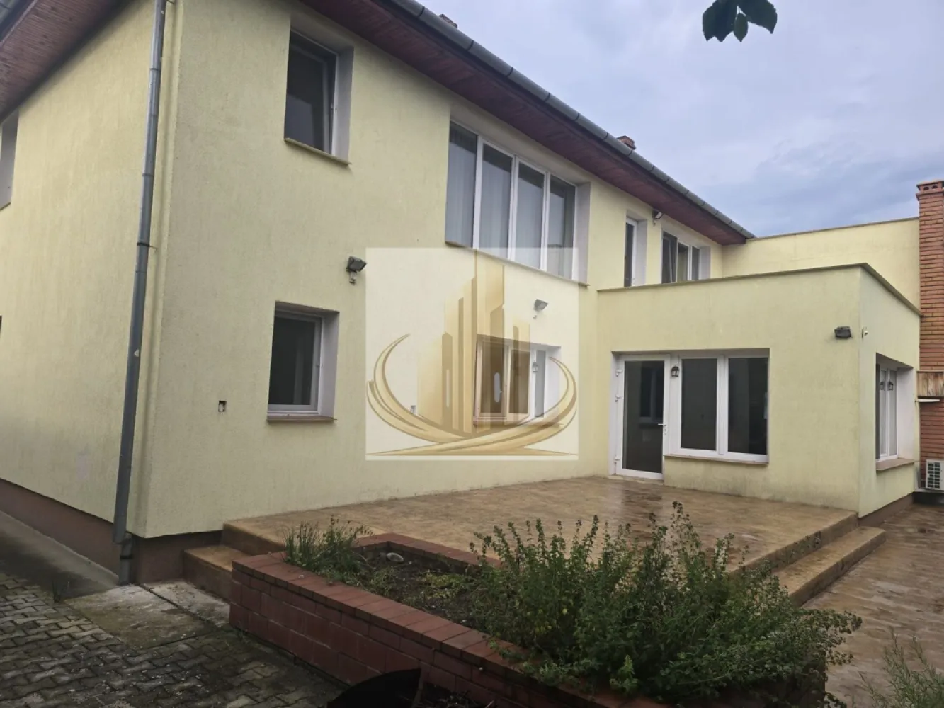Vila exclusivista in Timisoara zona Centrala 950.000 Euro - Grand Mobilis imobiliare va propune spre vanzare o proprietate exclusivista

VILĂ ÎN ZONĂ REZIDENȚIALĂ TIMIȘOARA(MOBILATĂ SAU NEMOBILATĂ)!TEREN ȘI CASĂ DOTAT CU SISTEM AMERICAN DE SUPRAVEGHERE VIDEO 360 GRADE ,DE ULTIMĂ GENERAȚIE CONECTAT 24 H DIN 24 LA FIRMĂ PAZĂ!
SUPRAFAȚA TERENULUI ESTE DE 1.150 M2, FIIND DE FORMĂ DREPTUNGHIULARĂ. CONSTRUCȚIA ESTE AMPLASATĂ LA 36 M FAȚA DE LINIA STRĂZII. ÎNTRE CASĂ SI LINIA STRĂZII SE AFLĂ AMENAJAT UN PARC CU O MARE VARIETATE DE ARBORI, ARBUȘTI SI POMI FRUCTIFERI. IN SPATELE CASEI SE AFLĂ O GRADINĂ DE POMI FRUCTIFERI . ACCESUL PE PROPRIETATE SE FACE PRINTR-O UȘA PIETONALĂ SI PRINTR-O POARTĂ CARE ASIGURĂ ACCESUL AUTO, ACTIONATĂ ELECTRIC CU TELECOMANDĂ. LA MARGINEA CĂII DE ACCES AUTO SE AFLĂ BUTAȘI DE TRANDAFIRI SI VIȚA DE VIE. PARCUL ESTE PREVĂZUT CU SISTEM DE STROPIRE ȘI IRIGARE AUTOMAT, PE PROPRIETATE FIIND FORATE DOUA PUȚURI.
IMOBILUL ESTE SITUAT PE O STRADĂ LINIȘTITĂ ÎNTR-O ZONA DE CASE CU REGIM DE ÎNĂLȚIME (P+1). CONSTRUCȚIA ESTE EXECUTATĂ IN ANUL 2003 DIN CARAMIDA POROTHERM AVÂND ZIDURILE DE 46 CM.GROSIME ,PE O FUNDAȚIE CE SUPORTA UN REGIM DE INALTIME (P+3).
IMOBILUL ARE O SUPRAFAȚA UTILA DE 440 M2, AVAND 6 DORMITOARE, 2 LIVINGURI, BUCĂTĂRIE, CĂMĂRĂ ALIMENTE, 3 BĂI, 4 TERASE (UNA FIIND ACOPERITĂ). 
PODUL CU PLACĂ TURNATĂ .CASĂ COMPLET IZOLATĂ, UNUL DIN GARAJE ESTE IN INCINTA IMOBILULUI, UȘA GARAJULUI FIIND ACȚIONATĂ PRIN TELECOMANDĂ. ACCESUL IN CASĂ SE POATE FACE SI DIN GARAJ.
IMOBILUL ARE TOTATE UTILITĂȚILE (GAZ, CANAL, APĂ, ENERGIE ELECTRICĂ, INTERNET FIBRĂ-OPTICA), TOATE CABLURILE FIIND SUBTERANE. INCĂLZIREA CENTRALĂ ESTE ASIGURATĂ DE ECHIPAMENTE DE INALTĂ TEHNOLOGIE AFLATE INTR-O INCINTA TEHNICĂ. ȚEVILE INSTALAȚIEI DE INCĂLZIRE SUNT INGROPATE SI CONFECȚIONATE DIN CUPRU. DISTRIBUITOARE SEPARATE PENTRU FIECARE CALORIFER IN PARTE. INSTALAȚIA ELECTRICĂ ESTE INGROPATĂ FIIND REALIZATĂ DIN FIRE DE CUPRU. 
FIECARE CAMERĂ ESTE PREVĂZUTĂ CU COȘURI DE FUM FIIND POSIBILĂ INSTALAREA DE ȘEMINEE SAU TERACOTE. GEAMURILE SI UȘILE EXTERIOARE SUNT DIN TÎMPLARIE TERMOPAN DE INALTĂ CALITATE. UȘILE DE INTERIOR SUNT DIN LEMN DE CIREȘ CU GEAMURI DE SEMICRISTAL, CU EXCEPȚIA UȘILOR DE LA BĂI SI A HOLULUI DE INTRARE. PARCHETUL ESTE DIN LEMN DE STEJAR MASIV AFLAT INTR-O STARE IMPECABILĂ.
DIN PROIECTARE ETAJUL POATE FII COMPARTIMENTAT IN DIVERSE MODURI OBȚINĂNDU-SE SUPRAFEȚE SI VOLUME DIFERITE.
FINISAJELE CUPRIND GRESIE SI FAIANȚA SPANIOLĂ, CADĂ CU HIDROMASAJ, DUȘ, CADĂ DE BAIE DE MARE VOLUM, VITRALII, TERACOTE, ȘEMINEU, ETC
CASA SE VINDE MOBILATĂ, MOBILATĂ PARȚIAL SAU NEMOBILATĂ
INTRE CASĂ SI STRADĂ EXISTĂ UN PROIECT APROBAT AL UNEI CLĂDIRI CU O SUPRAFAȚĂ DE 550 M2 (P+1) CARE POATE AVEA O UTILITATE DE CLINICĂ, SPITAL, SALĂ DE SPORT, ETC . ÎN SPATE ESTE PREVĂZUTĂ O LOCAȚIE PENTRU AMPLASAREA PISCINEI AVÂND ÎN APROPIERE MONTATE UTILITĂȚILE !

ID Intern CP3210908