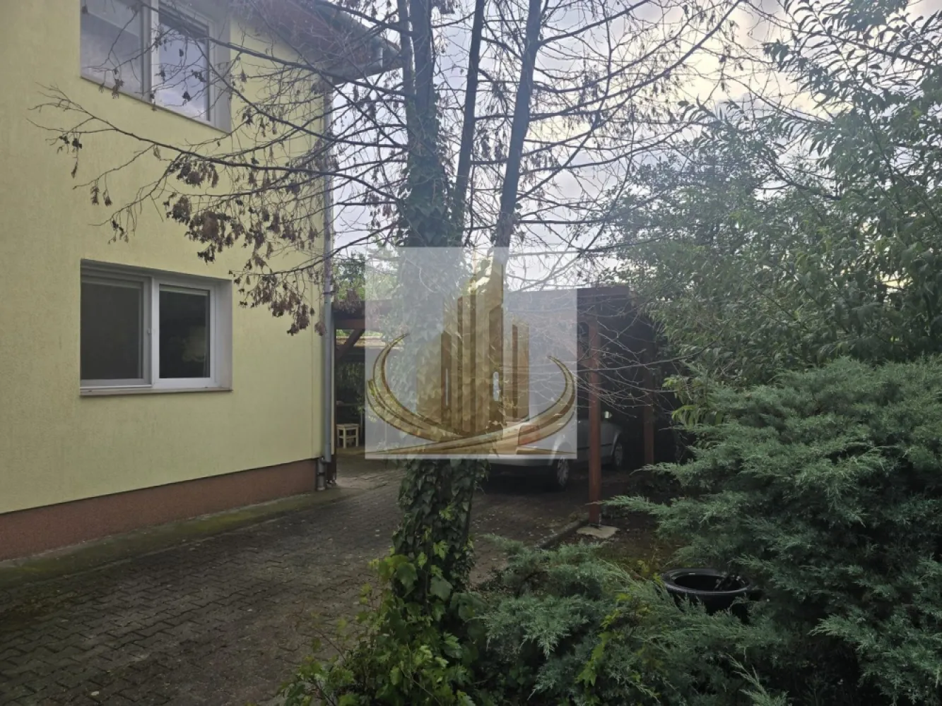 Vila exclusivista in Timisoara zona Centrala 950.000 Euro - Grand Mobilis imobiliare va propune spre vanzare o proprietate exclusivista

VILĂ ÎN ZONĂ REZIDENȚIALĂ TIMIȘOARA(MOBILATĂ SAU NEMOBILATĂ)!TEREN ȘI CASĂ DOTAT CU SISTEM AMERICAN DE SUPRAVEGHERE VIDEO 360 GRADE ,DE ULTIMĂ GENERAȚIE CONECTAT 24 H DIN 24 LA FIRMĂ PAZĂ!
SUPRAFAȚA TERENULUI ESTE DE 1.150 M2, FIIND DE FORMĂ DREPTUNGHIULARĂ. CONSTRUCȚIA ESTE AMPLASATĂ LA 36 M FAȚA DE LINIA STRĂZII. ÎNTRE CASĂ SI LINIA STRĂZII SE AFLĂ AMENAJAT UN PARC CU O MARE VARIETATE DE ARBORI, ARBUȘTI SI POMI FRUCTIFERI. IN SPATELE CASEI SE AFLĂ O GRADINĂ DE POMI FRUCTIFERI . ACCESUL PE PROPRIETATE SE FACE PRINTR-O UȘA PIETONALĂ SI PRINTR-O POARTĂ CARE ASIGURĂ ACCESUL AUTO, ACTIONATĂ ELECTRIC CU TELECOMANDĂ. LA MARGINEA CĂII DE ACCES AUTO SE AFLĂ BUTAȘI DE TRANDAFIRI SI VIȚA DE VIE. PARCUL ESTE PREVĂZUT CU SISTEM DE STROPIRE ȘI IRIGARE AUTOMAT, PE PROPRIETATE FIIND FORATE DOUA PUȚURI.
IMOBILUL ESTE SITUAT PE O STRADĂ LINIȘTITĂ ÎNTR-O ZONA DE CASE CU REGIM DE ÎNĂLȚIME (P+1). CONSTRUCȚIA ESTE EXECUTATĂ IN ANUL 2003 DIN CARAMIDA POROTHERM AVÂND ZIDURILE DE 46 CM.GROSIME ,PE O FUNDAȚIE CE SUPORTA UN REGIM DE INALTIME (P+3).
IMOBILUL ARE O SUPRAFAȚA UTILA DE 440 M2, AVAND 6 DORMITOARE, 2 LIVINGURI, BUCĂTĂRIE, CĂMĂRĂ ALIMENTE, 3 BĂI, 4 TERASE (UNA FIIND ACOPERITĂ). 
PODUL CU PLACĂ TURNATĂ .CASĂ COMPLET IZOLATĂ, UNUL DIN GARAJE ESTE IN INCINTA IMOBILULUI, UȘA GARAJULUI FIIND ACȚIONATĂ PRIN TELECOMANDĂ. ACCESUL IN CASĂ SE POATE FACE SI DIN GARAJ.
IMOBILUL ARE TOTATE UTILITĂȚILE (GAZ, CANAL, APĂ, ENERGIE ELECTRICĂ, INTERNET FIBRĂ-OPTICA), TOATE CABLURILE FIIND SUBTERANE. INCĂLZIREA CENTRALĂ ESTE ASIGURATĂ DE ECHIPAMENTE DE INALTĂ TEHNOLOGIE AFLATE INTR-O INCINTA TEHNICĂ. ȚEVILE INSTALAȚIEI DE INCĂLZIRE SUNT INGROPATE SI CONFECȚIONATE DIN CUPRU. DISTRIBUITOARE SEPARATE PENTRU FIECARE CALORIFER IN PARTE. INSTALAȚIA ELECTRICĂ ESTE INGROPATĂ FIIND REALIZATĂ DIN FIRE DE CUPRU. 
FIECARE CAMERĂ ESTE PREVĂZUTĂ CU COȘURI DE FUM FIIND POSIBILĂ INSTALAREA DE ȘEMINEE SAU TERACOTE. GEAMURILE SI UȘILE EXTERIOARE SUNT DIN TÎMPLARIE TERMOPAN DE INALTĂ CALITATE. UȘILE DE INTERIOR SUNT DIN LEMN DE CIREȘ CU GEAMURI DE SEMICRISTAL, CU EXCEPȚIA UȘILOR DE LA BĂI SI A HOLULUI DE INTRARE. PARCHETUL ESTE DIN LEMN DE STEJAR MASIV AFLAT INTR-O STARE IMPECABILĂ.
DIN PROIECTARE ETAJUL POATE FII COMPARTIMENTAT IN DIVERSE MODURI OBȚINĂNDU-SE SUPRAFEȚE SI VOLUME DIFERITE.
FINISAJELE CUPRIND GRESIE SI FAIANȚA SPANIOLĂ, CADĂ CU HIDROMASAJ, DUȘ, CADĂ DE BAIE DE MARE VOLUM, VITRALII, TERACOTE, ȘEMINEU, ETC
CASA SE VINDE MOBILATĂ, MOBILATĂ PARȚIAL SAU NEMOBILATĂ
INTRE CASĂ SI STRADĂ EXISTĂ UN PROIECT APROBAT AL UNEI CLĂDIRI CU O SUPRAFAȚĂ DE 550 M2 (P+1) CARE POATE AVEA O UTILITATE DE CLINICĂ, SPITAL, SALĂ DE SPORT, ETC . ÎN SPATE ESTE PREVĂZUTĂ O LOCAȚIE PENTRU AMPLASAREA PISCINEI AVÂND ÎN APROPIERE MONTATE UTILITĂȚILE !

ID Intern CP3210908