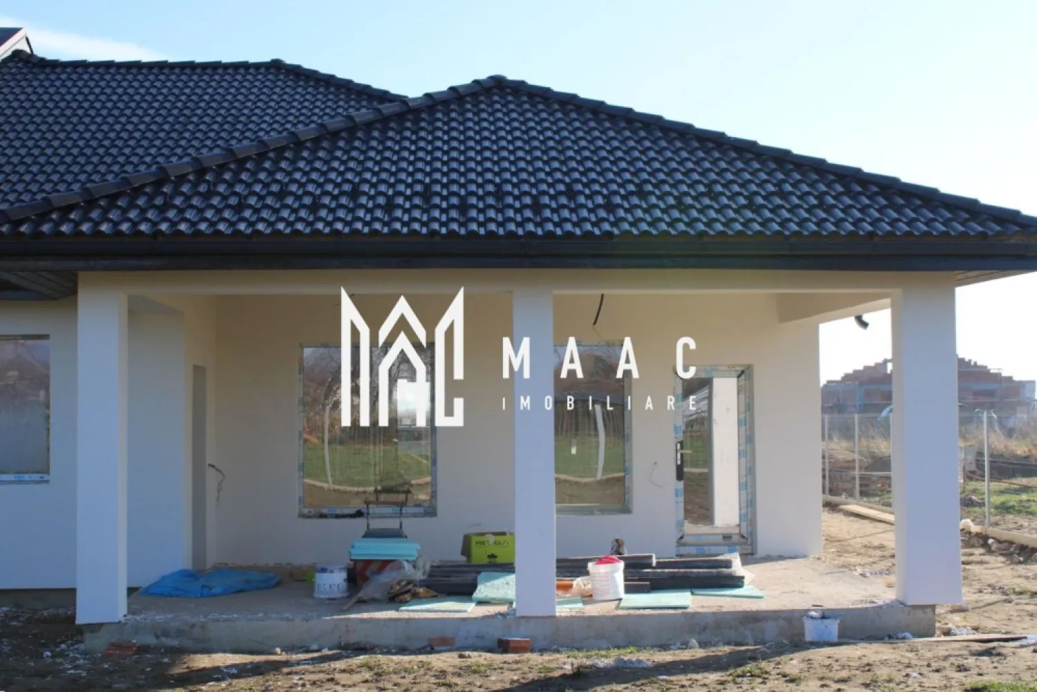 Casă tip duplex I 3 camere I Curte I Panouri solare I Cristian - MAAC Imobiliare propune spre vânzare o parte a unei case tip duplex, construită și intabulată în 2025, amplasată într-o zonă liniștită din comuna Cristian. Proprietatea dispune de un teren de 479 mp, o amprentă la sol de 142 mp, o suprafață utilă de 103 mp, două locuri de parcare și curte proprie, oferind un echilibru ideal între confort și funcționalitate. Locuința este compartimentată eficient, cu un living generos prevăzut cu zonă de dining și acces pe terasă, bucătărie separată, două dormitoare (unul dintre ele dotat cu dressing), baie principală, baie de serviciu, cameră tehnică și hol de acces. De asemenea, podul este accesibil prin scară ascunsă și poate fi folosit ca spațiu suplimentar de depozitare. Construcția este realizată din cărămidă pe fundație de beton izolată cu polistiren extrudat, pereții exteriori fiind termoizolați cu polistiren de 15 cm, iar tavanul cu spumă poliuretanică cu celulă închisă. Acoperișul este executat din cherestea cu folie anticondens și acoperit cu țiglă Bramac gri antracit, completat de panouri solare. Tâmplăria PVC cu 3 foi de sticlă și peretele comun dublat contribuie la un nivel ridicat de izolare fonică și termică. Proprietatea este racordată la gaz, apă, canalizare și electricitate, având instalațiile interioare finalizate, încălzire în pardoseală, precum și panouri solare cu baterii de stocare deja instalate. Construită conform noilor standarde, locuința se încadrează în clasa energetică A. Predarea este programată pentru mai 2026, în stadiul de exterior la cheie, iar interiorul poate fi livrat la alb sau la cheie, în funcție de preferințele viitorului proprietar. Pentru mai multe detalii, contactați MAAC Imobiliare și specificați ID CP2967189. }}