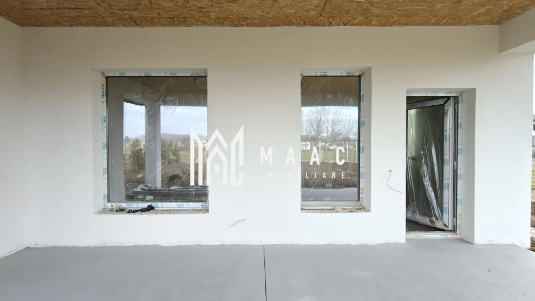 Casă tip duplex I 3 camere I Curte I Panouri solare I Cristian - MAAC Imobiliare propune spre vânzare o parte a unei case tip duplex, construită și intabulată în 2025, amplasată într-o zonă liniștită din comuna Cristian. Proprietatea dispune de un teren de 479 mp, o amprentă la sol de 142 mp, o suprafață utilă de 103 mp, două locuri de parcare și curte proprie, oferind un echilibru ideal între confort și funcționalitate. Locuința este compartimentată eficient, cu un living generos prevăzut cu zonă de dining și acces pe terasă, bucătărie separată, două dormitoare (unul dintre ele dotat cu dressing), baie principală, baie de serviciu, cameră tehnică și hol de acces. De asemenea, podul este accesibil prin scară ascunsă și poate fi folosit ca spațiu suplimentar de depozitare. Construcția este realizată din cărămidă pe fundație de beton izolată cu polistiren extrudat, pereții exteriori fiind termoizolați cu polistiren de 15 cm, iar tavanul cu spumă poliuretanică cu celulă închisă. Acoperișul este executat din cherestea cu folie anticondens și acoperit cu țiglă Bramac gri antracit, completat de panouri solare. Tâmplăria PVC cu 3 foi de sticlă și peretele comun dublat contribuie la un nivel ridicat de izolare fonică și termică. Proprietatea este racordată la gaz, apă, canalizare și electricitate, având instalațiile interioare finalizate, încălzire în pardoseală, precum și panouri solare cu baterii de stocare deja instalate. Construită conform noilor standarde, locuința se încadrează în clasa energetică A. Predarea este programată pentru mai 2026, în stadiul de exterior la cheie, iar interiorul poate fi livrat la alb sau la cheie, în funcție de preferințele viitorului proprietar. Pentru mai multe detalii, contactați MAAC Imobiliare și specificați ID CP2967189. }}