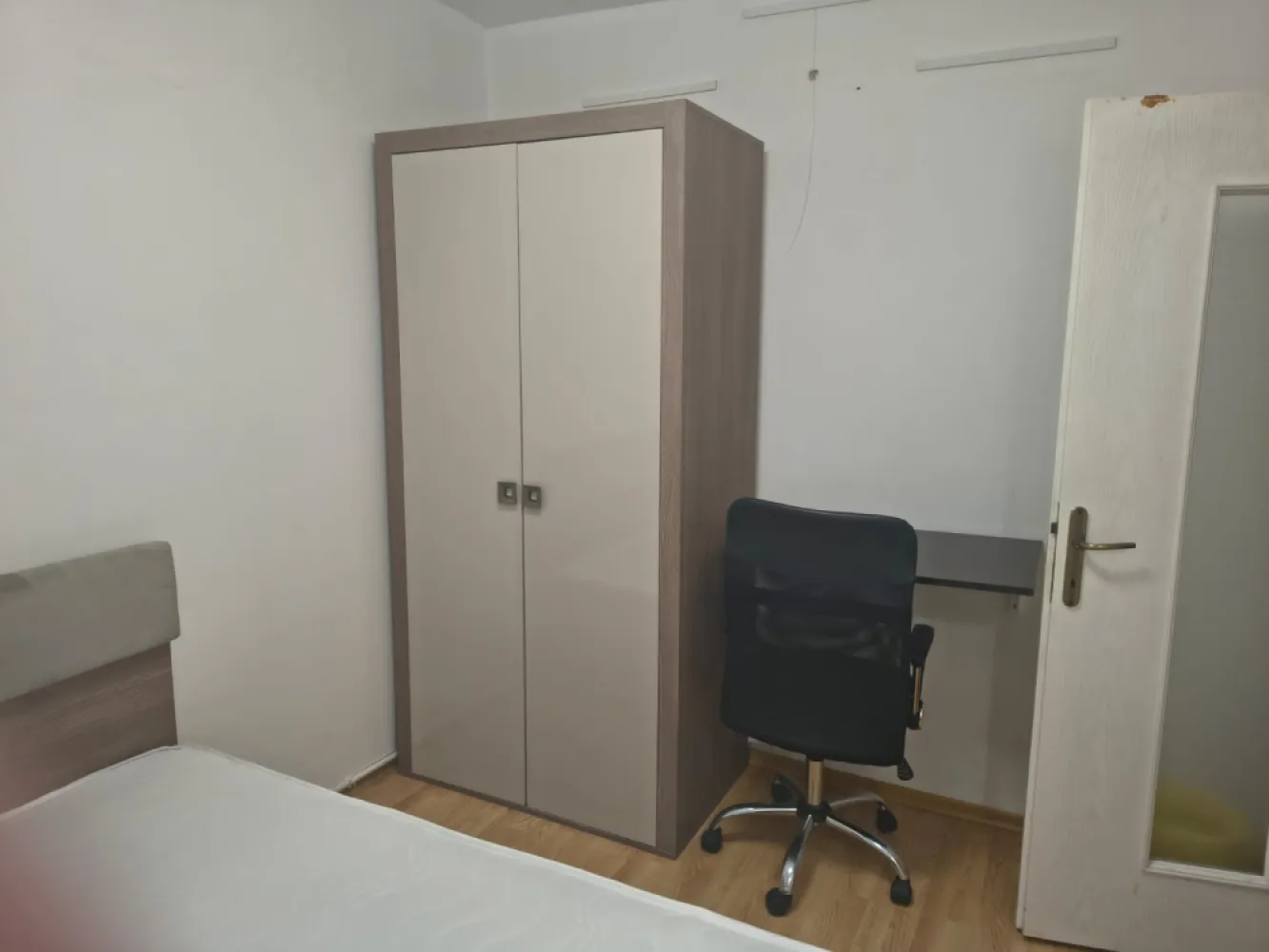 3 camere Mazepa stradal pe termen lung - Apartamentul are 3 camere și se află în Mazepa, zona fostei Agenții de Voiaj etaj 1.Mobilat precum în poze, cu aragaz, aer condiționat, mașină de spălat rufe, apă trasă separat.Se oferă contract pe termen lung, înregistrat la finanțe, etc.