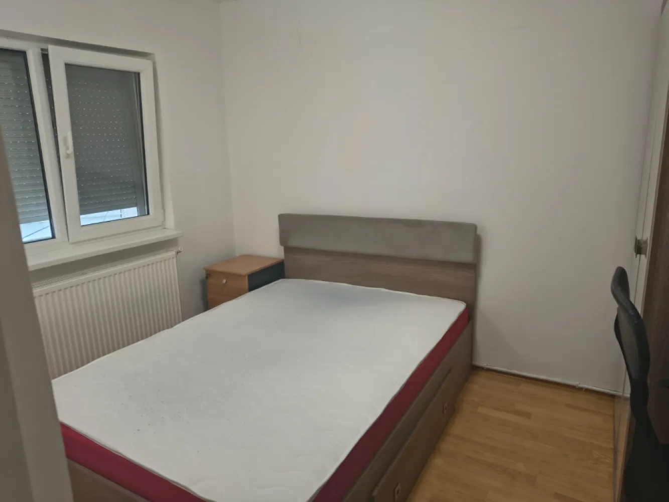 3 camere Mazepa stradal pe termen lung - Apartamentul are 3 camere și se află în Mazepa, zona fostei Agenții de Voiaj etaj 1.Mobilat precum în poze, cu aragaz, aer condiționat, mașină de spălat rufe, apă trasă separat.Se oferă contract pe termen lung, înregistrat la finanțe, etc.