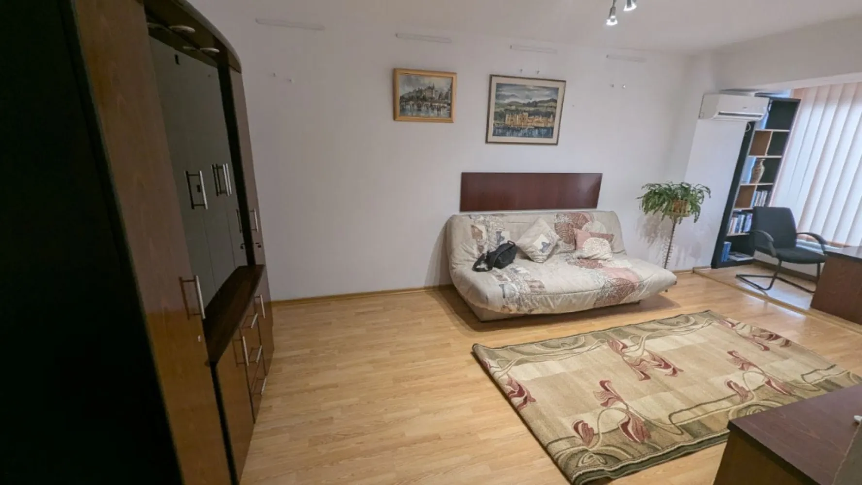 3 camere Mazepa stradal pe termen lung - Apartamentul are 3 camere și se află în Mazepa, zona fostei Agenții de Voiaj etaj 1.Mobilat precum în poze, cu aragaz, aer condiționat, mașină de spălat rufe, apă trasă separat.Se oferă contract pe termen lung, înregistrat la finanțe, etc.