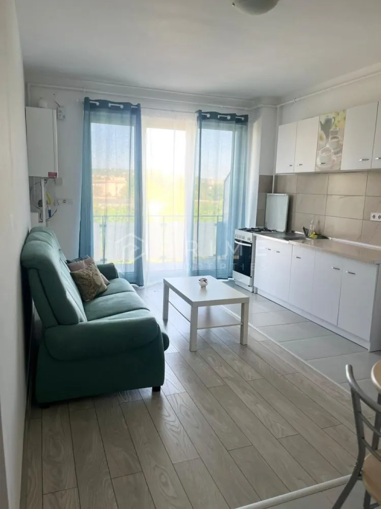DE ÎNCHIRIAT: Apartament modern cu o cameră și parcare | Maurer - Vă propunem spre închiriere un apartament modern și primitor cu o cameră, situat într-una dintre cele mai apreciate și sigure comunități rezidențiale din Târgu Mureș: complexul Maurer Residence.
Proprietatea se remarcă printr-o compartimentare inteligentă și finisaje actuale, oferind un mediu ideal, gata să devină acasă pentru viitorul locatar.

Compartimentare și Facilități
Spațiul interior este optimizat excelent pentru a îmbina confortul cu funcționalitatea de zi cu zi:
Zona de zi: Bucătărie și living configurate în stil open-space, oferind o senzație de spațiu și luminozitate.
Spațiu exterior: Balcon inclus, ideal pentru momentele de relaxare.
Anexe și depozitare: Apartamentul dispune de o boxă privată, extrem de utilă pentru depozitare suplimentară.
Parcare: Loc de parcare inclus în prețul chiriei.

Disponibilitate:
Proprietatea este disponibilă pentru mutare începând cu data de 1 august 2026.

Condiții Financiare
Preț chirie: 350 EUR / lună
Garanție: Echivalentul unei luni de chirie (solicitată în avans)
Comision agenție: 50% din valoarea unei chirii (se achită o singură dată, la semnarea contractului)

Promisiunea Prime Properties
La Prime Properties, vă oferim siguranță, transparență și servicii impecabile pe tot parcursul drumului către casa ideală. Dacă această proprietate nu corespunde în totalitate nevoilor dumneavoastră, lăsați-ne să găsim împreună alternativa potrivită stilului dumneavoastră de viață.
💬 Pentru mai multe detalii și programarea unei vizionări, vă invităm să ne contactați prin mesaj privat.