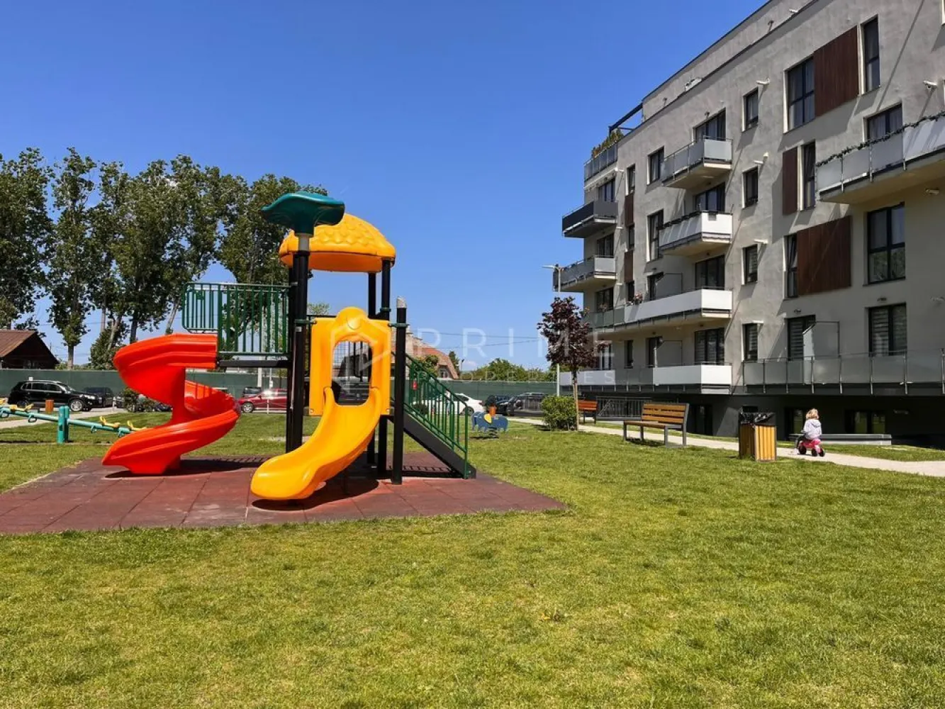 DE ÎNCHIRIAT: Apartament modern cu o cameră și parcare | Maurer - Vă propunem spre închiriere un apartament modern și primitor cu o cameră, situat într-una dintre cele mai apreciate și sigure comunități rezidențiale din Târgu Mureș: complexul Maurer Residence.
Proprietatea se remarcă printr-o compartimentare inteligentă și finisaje actuale, oferind un mediu ideal, gata să devină acasă pentru viitorul locatar.

Compartimentare și Facilități
Spațiul interior este optimizat excelent pentru a îmbina confortul cu funcționalitatea de zi cu zi:
Zona de zi: Bucătărie și living configurate în stil open-space, oferind o senzație de spațiu și luminozitate.
Spațiu exterior: Balcon inclus, ideal pentru momentele de relaxare.
Anexe și depozitare: Apartamentul dispune de o boxă privată, extrem de utilă pentru depozitare suplimentară.
Parcare: Loc de parcare inclus în prețul chiriei.

Disponibilitate:
Proprietatea este disponibilă pentru mutare începând cu data de 1 august 2026.

Condiții Financiare
Preț chirie: 350 EUR / lună
Garanție: Echivalentul unei luni de chirie (solicitată în avans)
Comision agenție: 50% din valoarea unei chirii (se achită o singură dată, la semnarea contractului)

Promisiunea Prime Properties
La Prime Properties, vă oferim siguranță, transparență și servicii impecabile pe tot parcursul drumului către casa ideală. Dacă această proprietate nu corespunde în totalitate nevoilor dumneavoastră, lăsați-ne să găsim împreună alternativa potrivită stilului dumneavoastră de viață.
💬 Pentru mai multe detalii și programarea unei vizionări, vă invităm să ne contactați prin mesaj privat.