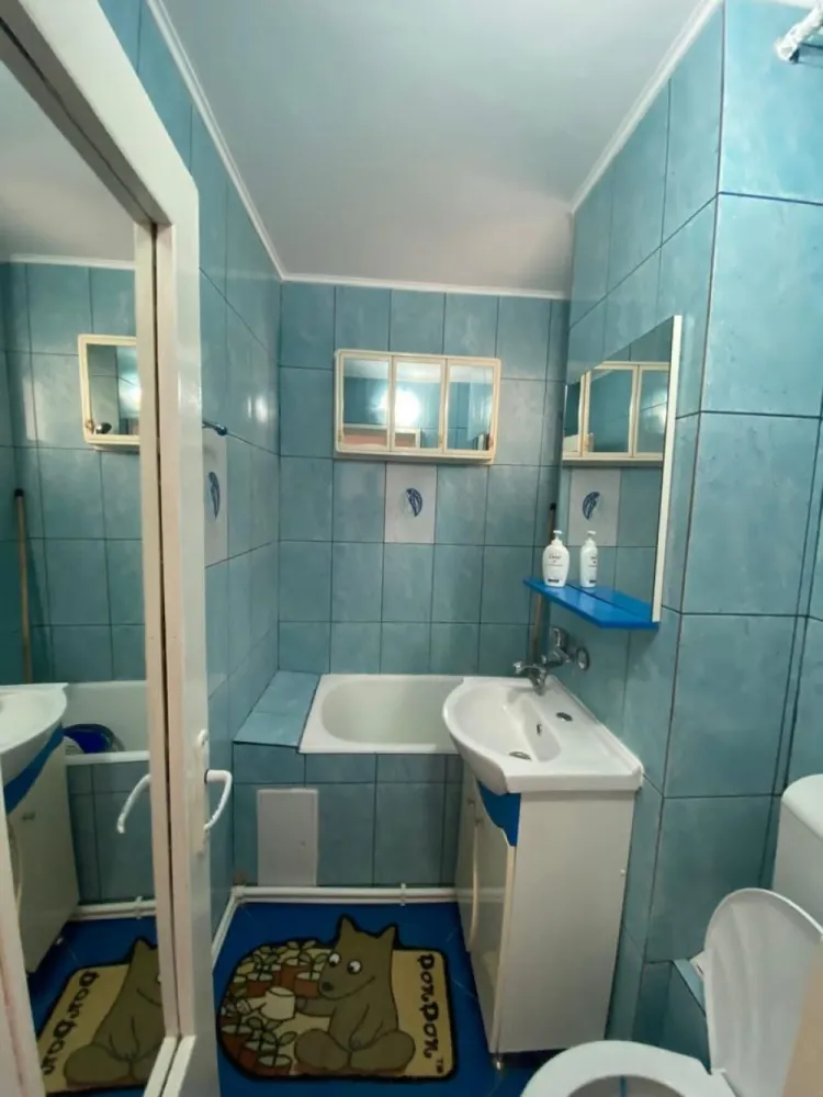 De vanzare apartament cu 2 camere mobilat si utilat, Micro 38, etaj 3 - Vă prezentăm spre vânzare un apartament cu 2 camere, semidecomandat, situat în cartierul Micro 38, la etajul 3 al unui imobil amplasat stradal. Cu o suprafață de 37 mp, locuința este ideală pentru un cuplu, o persoană singură sau ca investiție pentru închiriere.
Apartamentul se vinde complet mobilat și utilat, fiind pregătit pentru mutare imediată, fără investiții suplimentare. Compartimentarea este practică și funcțională, oferind un spațiu confortabil și bine organizat.
Deși imobilul este situat stradal, zona este liniștită și beneficiază de acces rapid către magazine, școli, mijloace de transport în comun și alte puncte de interes, asigurând confortul vieții de zi cu zi.
Caracteristici:
- 2 camere semidecomandate;
- Suprafață: 37 mp;
- Etaj 3;
- Complet mobilat și utilat;
- Zonă liniștită;
- Acces facil la toate facilitățile urbane.
Preț: 58.000 €, negociabil.
Pentru mai multe informații sau pentru programarea unei vizionări, nu ezitați să ne contactați 0741.030.291 Marilena, Agentia Mag Invest. 
Acest apartament poate fi alegerea ideală atât pentru locuit, cât și pentru investiție!