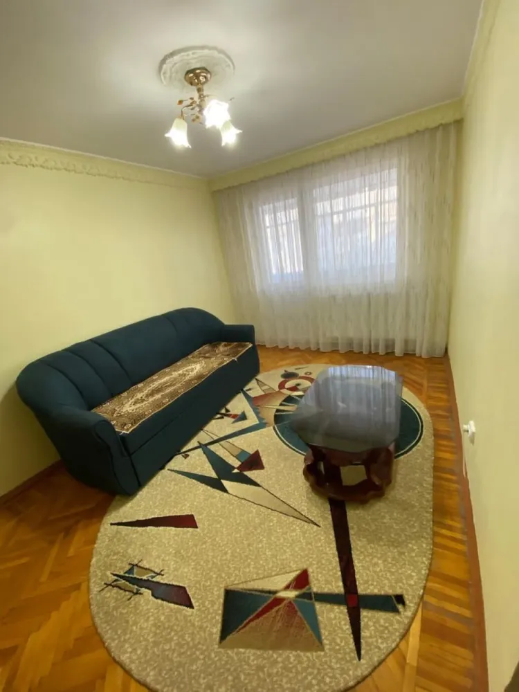De vanzare apartament cu 2 camere mobilat si utilat, Micro 38, etaj 3 - Vă prezentăm spre vânzare un apartament cu 2 camere, semidecomandat, situat în cartierul Micro 38, la etajul 3 al unui imobil amplasat stradal. Cu o suprafață de 37 mp, locuința este ideală pentru un cuplu, o persoană singură sau ca investiție pentru închiriere.
Apartamentul se vinde complet mobilat și utilat, fiind pregătit pentru mutare imediată, fără investiții suplimentare. Compartimentarea este practică și funcțională, oferind un spațiu confortabil și bine organizat.
Deși imobilul este situat stradal, zona este liniștită și beneficiază de acces rapid către magazine, școli, mijloace de transport în comun și alte puncte de interes, asigurând confortul vieții de zi cu zi.
Caracteristici:
- 2 camere semidecomandate;
- Suprafață: 37 mp;
- Etaj 3;
- Complet mobilat și utilat;
- Zonă liniștită;
- Acces facil la toate facilitățile urbane.
Preț: 58.000 €, negociabil.
Pentru mai multe informații sau pentru programarea unei vizionări, nu ezitați să ne contactați 0741.030.291 Marilena, Agentia Mag Invest. 
Acest apartament poate fi alegerea ideală atât pentru locuit, cât și pentru investiție!