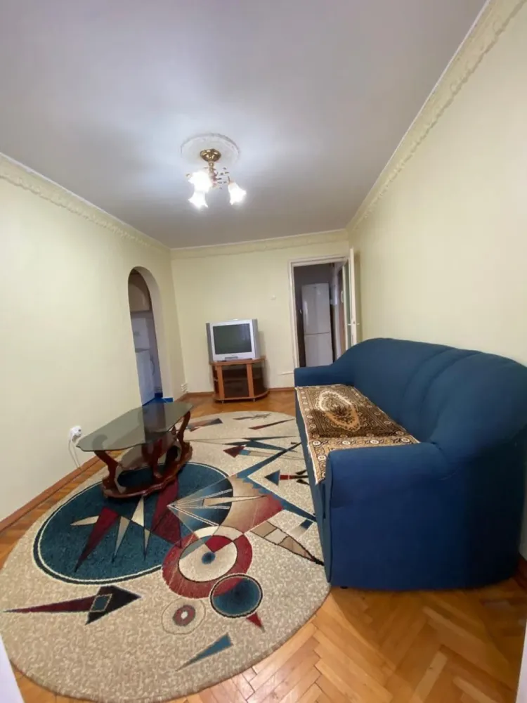 De vanzare apartament cu 2 camere mobilat si utilat, Micro 38, etaj 3 - Vă prezentăm spre vânzare un apartament cu 2 camere, semidecomandat, situat în cartierul Micro 38, la etajul 3 al unui imobil amplasat stradal. Cu o suprafață de 37 mp, locuința este ideală pentru un cuplu, o persoană singură sau ca investiție pentru închiriere.
Apartamentul se vinde complet mobilat și utilat, fiind pregătit pentru mutare imediată, fără investiții suplimentare. Compartimentarea este practică și funcțională, oferind un spațiu confortabil și bine organizat.
Deși imobilul este situat stradal, zona este liniștită și beneficiază de acces rapid către magazine, școli, mijloace de transport în comun și alte puncte de interes, asigurând confortul vieții de zi cu zi.
Caracteristici:
- 2 camere semidecomandate;
- Suprafață: 37 mp;
- Etaj 3;
- Complet mobilat și utilat;
- Zonă liniștită;
- Acces facil la toate facilitățile urbane.
Preț: 58.000 €, negociabil.
Pentru mai multe informații sau pentru programarea unei vizionări, nu ezitați să ne contactați 0741.030.291 Marilena, Agentia Mag Invest. 
Acest apartament poate fi alegerea ideală atât pentru locuit, cât și pentru investiție!