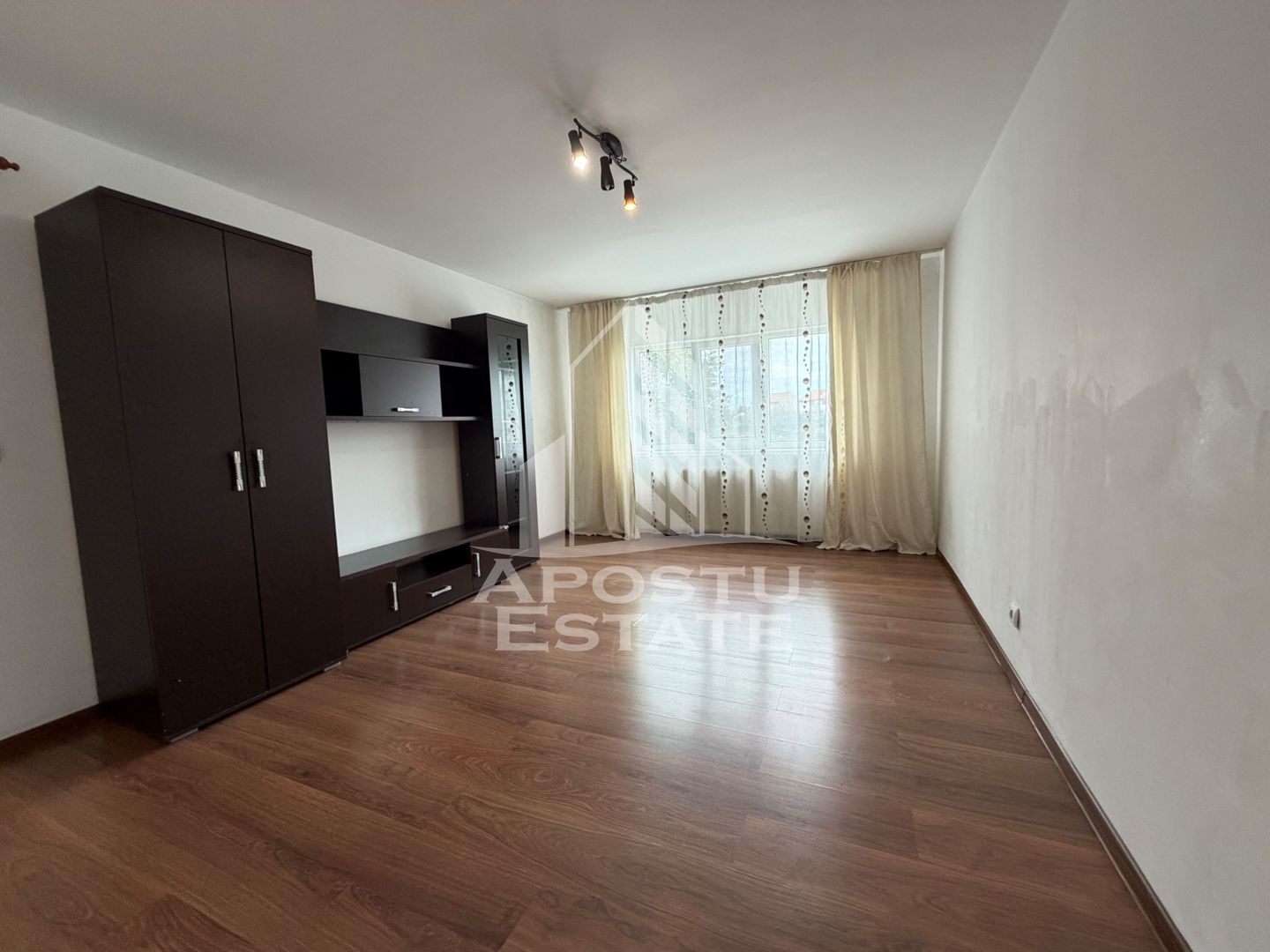 Apartament de vanzare cu 3 cam, centrala proprie,zona Lunei, Timisoara