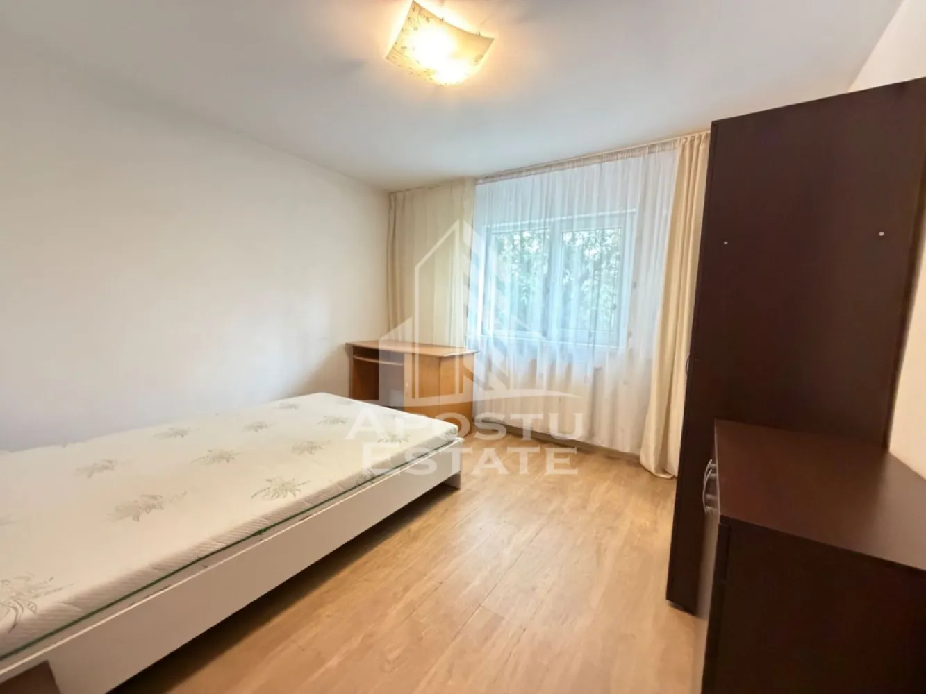 Apartament de vanzare cu 3 cam, centrala proprie,zona Lunei, Timisoara - Agentia Imobiliara APOSTU ESTATE va propune spre vanzare un apartament cu 3 camere,in zona Luneu, o zona apreciata pentru accesul facil catre punctele de interes ale orasului.

Apartamentul are o suprafata utila de 63 mp, este decomandat si dispune de o compartimentare practica, fiind ideal atat pentru locuit, cat si pentru investitie.

Compartimentare:

* Living;
* Bucatarie;
* Dormitor1;
*Dormitor 2
* 2 bai, dintre care una este prevazuta cu cada;
* Hol;
* Balcon deschis.

Confortul termic este asigurat de centrala termica proprie, iar apartamentul beneficiaza de multiple imbunatatiri, precum:

* Instalatie electrica complet refacuta;
* Tevi noi pentru apa calda si rece;
* Tavan renovat din rigips.

Va invitam cu drag la o vizionare !
ID Intern: CP3210872!