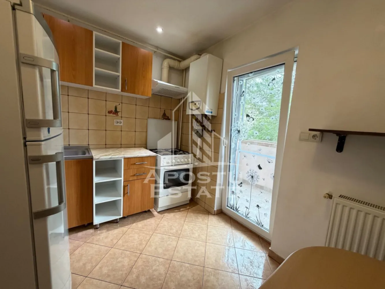 Apartament de vanzare cu 3 cam, centrala proprie,zona Lunei, Timisoara - Agentia Imobiliara APOSTU ESTATE va propune spre vanzare un apartament cu 3 camere,in zona Luneu, o zona apreciata pentru accesul facil catre punctele de interes ale orasului.

Apartamentul are o suprafata utila de 63 mp, este decomandat si dispune de o compartimentare practica, fiind ideal atat pentru locuit, cat si pentru investitie.

Compartimentare:

* Living;
* Bucatarie;
* Dormitor1;
*Dormitor 2
* 2 bai, dintre care una este prevazuta cu cada;
* Hol;
* Balcon deschis.

Confortul termic este asigurat de centrala termica proprie, iar apartamentul beneficiaza de multiple imbunatatiri, precum:

* Instalatie electrica complet refacuta;
* Tevi noi pentru apa calda si rece;
* Tavan renovat din rigips.

Va invitam cu drag la o vizionare !
ID Intern: CP3210872!