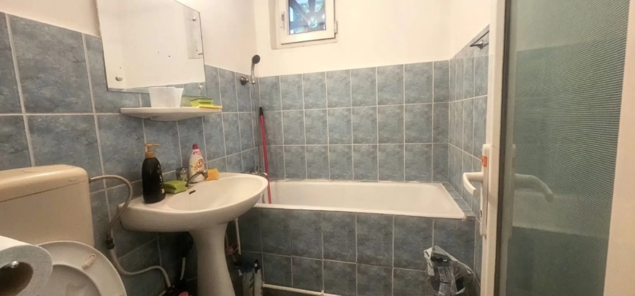 De vanzare apartament cu 2 camere, zona Nespalata, 72.000 euro - Vă propunem spre vânzare un apartament cu 2 camere, situat la parterul unui imobil amplasat într-una dintre cele mai căutate zone ale orașului – zona Centrală, în apropierea de Nespalata. Poziționarea excelentă oferă acces rapid către Faleză, instituții de învățământ, magazine, mijloace de transport în comun, farmacii, restaurante și toate punctele de interes ale orașului.
Apartamentul reprezintă o oportunitate ideală pentru cei care doresc să își amenajeze locuința după propriul gust sau pentru investitorii care caută un imobil cu potențial ridicat de valorificare. Necesită renovare completă, oferind astfel libertatea de a personaliza fiecare spațiu în funcție de preferințe și necesități.
Fiind situat la parter, apartamentul este potrivit atât pentru locuit, cât și pentru desfășurarea unor activități de birou, cabinet sau alte destinații permise de reglementările în vigoare.
Avantaje:
- Zonă centrală, foarte bine cotată;
- La câteva minute de Faleză;
- Aproape de școli, grădinițe, magazine și mijloace de transport;
- Parter – acces facil;
- Compartimentare practică;
- Posibilitate de amenajare integrală după propriul proiect;
- Potențial excelent pentru investiție sau închiriere.
Dacă sunteți în căutarea unui apartament bine poziționat, într-o zonă cu cerere ridicată și multiple posibilități de amenajare, această proprietate merită vizionată.
Pret 72.000 euro.
Pentru informații suplimentare și programarea unei vizionări, vă stăm la dispoziție 0740.949.871 Marian Ene, Agentia Mag Invest.