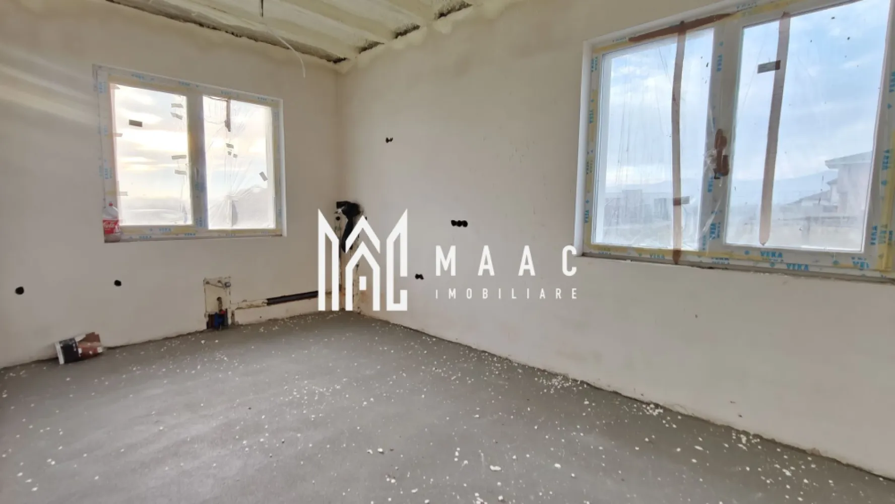 Casă 103 mpu I Curte proprie I Panouri Solare I Cristian - MAAC Imobiliare oferă spre vânzare o locuință modernă, recent finalizată, situată în localitatea Cristian, județul Sibiu. Ansamblul cuprinde două unități locative construite în oglindă, despărțite printr-un perete dublu, ceea ce asigură o izolare fonică excelentă și un nivel ridicat de intimitate. Compartimentată din: -living generos cu zonă de dining și ieșire pe terasa de 30 mp, bucătărie separată, două dormitoare (unul prevăzut cu dressing), baie principală, baie de serviciu, debara și hol. Proprietatea este dotată cu: -Panouri solare și baterii de stocare, precum și generator pentru situații neprevăzute, -Centrală pe gaz, încălzire în pardoseală, izolație exterioară cu polistiren de 15 cm, izolație planșeu pod cu spumă poliuretanică( celulă închisă) și geamuri tripan. -Podul este accesibil prin scară interioară. -Sunt incluse două locuri de parcare betonate. -Curtea, cu o suprafață de 350 mp, oferă un spațiu generos ce poate fi amenajat după preferințele viitorului proprietar. Este o alegere potrivită pentru familiile care caută o casă economică- clasa energetică A, bine organizată și cu acces rapid către Sibiu. Termenul de predare este stabilit pentru mai 2026. Locuința se predă „la cheie” la exterior și „la alb” la interior, cu posibilitatea de finalizare completă la cerere. Pentru mai multe detalii și pentru a programa o vizionare, contactați MAAC Imobiliare specificând ID CP2967184. }}