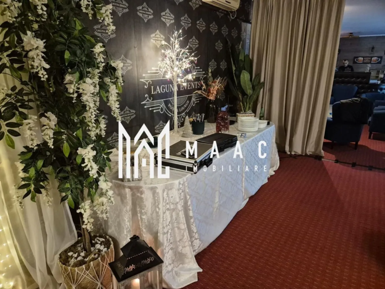 Piscina | Restaurant | Evenimente Horeca | Daesti - MAAC Imobiliare vă prezintă o oportunitate rară de investiție în inima uneia dintre cele mai apreciate zone turistice din județul Vâlcea. Situată în proximitatea renumitei stațiuni Călimănești, în comuna Dăești, la doar câteva minute de Râmnicu Vâlcea, această proprietate spectaculoasă se remarcă printr-un concept complet de relaxare, divertisment și evenimente, fiind oferită la cheie, împreună cu întreaga afacere funcțională și cu un istoric solid de peste 15 ani pe piață. Această locație reprezintă o investiție ideală pentru antreprenorii din domeniul HoReCa sau pentru investitorii care își doresc o afacere deja consolidată, cu notorietate și bază stabilă de clienți. Complex de agrement cu piscină și zonă de relaxare Piesa centrală a proprietății este impresionantul bazin de înot cu o suprafață de aproximativ 230 mp, proiectat pentru confortul și siguranța clienților. Complexul include: * bazin dedicat adulților * bazin separat pentru copii, ideal pentru familii Zona piscinei este amenajată generos și poate găzdui: * aproximativ 150 de șezlonguri dispuse elegant în jurul bazinului * 100 de locuri în zona de plajă amenajată Întregul spațiu oferă o atmosferă de vacanță, perfectă pentru relaxare, petreceri tematice sau evenimente private. Terase și bar exterior cu design exotic Proprietatea beneficiază de trei terase spațioase, atent amenajate pentru confortul clienților: * două terase acoperite, ideale pentru zilele toride sau pentru evenimente * o terasă amplasată chiar lângă piscina principală Un element de atracție aparte îl reprezintă barul exterior cu design exotic, care completează perfect atmosfera de resort și devine punctul central al petrecerilor de zi sau de noapte. Complexul include și un restaurant elegant cu o capacitate de aproximativ 100 de locuri, perfect pentru organizarea de: * nunți * botezuri * aniversări * zile onomastice * petreceri private Restaurantul este amplasat strategic în imediata vecinătate a zonei de relaxare, permițând integrarea perfectă a evenimentelor cu zona de piscină. Bucătărie profesională complet utilată Spațiul dispune de bucătărie profesională complet echipată, pregătită pentru a susține evenimente de amploare și activitate constantă în domeniul gastronomic. Predare completă – afacere la cheie (la cerere oferim poze cu renovarile trecut-prezent) Proprietatea se predă exact așa cum funcționează în prezent, incluzând: * mobilierul (mese, scaune) * șezlonguri * aranjamente și elemente decorative * recuzita necesară organizării de evenimente * echipamentele existente Practic, noul proprietar poate continua activitatea imediat, fără investiții suplimentare majore. Locație strategică Amplasamentul este stradal, cu acces facil și vizibilitate bună. În vecinătate se află o zonă industrială și liniștită, ceea ce permite organizarea evenimentelor fără riscul de a deranja vecinătățile. Conditii flexibile de achizitie: posibilitatea de plata in maximum 3 rate/ schimburi cu imobiliare ID: CP297165 }}