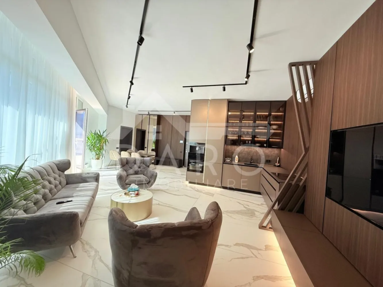 PENTHOUSE ULTRA LUX CU TERASĂ ȘI JACUZZI – SHOPPING CITY TÂRGU MUREȘ - PENTHOUSE ULTRA LUX CU TERASĂ ȘI JACUZZI – SHOPPING CITY TÂRGU MUREȘ ✨ Dacă îți dorești lux, confort și o priveliște spectaculoasă asupra orașului, acest penthouse este alegerea perfectă! 🏙️ 📍 Situat în Concept 9 – Calea Sighișoarei, chiar lângă Shopping City Mall, într-un bloc nou, modern și exclusivist. 🏡 Detalii proprietate: ✔ Penthouse situat la etajul 9 ✔ 2 camere spațioase ✔ Living open space cu bucătărie modernă ✔ Baie elegantă cu finisaje premium ✔ Terasă generoasă de aproximativ 45 mp ✔ Jacuzzi pe terasă, perfect pentru relaxare 🛁 ✔ Parcare subterană proprie 🚗 💎 Dormitor spectaculos – design ultra lux Dormitorul matrimonial impresionează prin finisaje premium și design modern, oferind un spațiu elegant și foarte confortabil. ✔ Pat matrimonial ✔ Dressing mascat în perete, care oferă spațiu generos de depozitare ✔ Atmosferă intimă și rafinată, perfectă pentru relaxare 🍽 Bucătărie complet mobilată și utilată: * aparat de cafea ☕ * cuptor electric * cuptor cu microunde * plită electrică * hotă mascată * mobilier de înaltă calitate 🌇 Priveliște superbă asupra orașului, iar terasa generoasă transformă acest penthouse într-un loc perfect pentru momente de relaxare. 💰 Preț chirie: 800 € / lună 📞 Telefon: 0749 535 729 }}