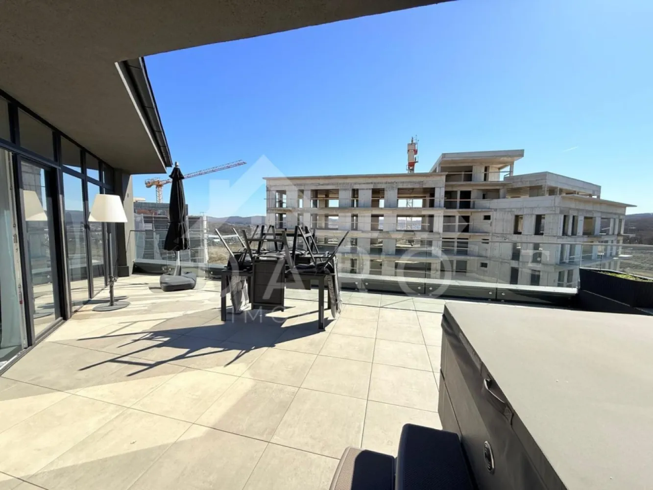 PENTHOUSE ULTRA LUX CU TERASĂ ȘI JACUZZI – SHOPPING CITY TÂRGU MUREȘ - PENTHOUSE ULTRA LUX CU TERASĂ ȘI JACUZZI – SHOPPING CITY TÂRGU MUREȘ ✨ Dacă îți dorești lux, confort și o priveliște spectaculoasă asupra orașului, acest penthouse este alegerea perfectă! 🏙️ 📍 Situat în Concept 9 – Calea Sighișoarei, chiar lângă Shopping City Mall, într-un bloc nou, modern și exclusivist. 🏡 Detalii proprietate: ✔ Penthouse situat la etajul 9 ✔ 2 camere spațioase ✔ Living open space cu bucătărie modernă ✔ Baie elegantă cu finisaje premium ✔ Terasă generoasă de aproximativ 45 mp ✔ Jacuzzi pe terasă, perfect pentru relaxare 🛁 ✔ Parcare subterană proprie 🚗 💎 Dormitor spectaculos – design ultra lux Dormitorul matrimonial impresionează prin finisaje premium și design modern, oferind un spațiu elegant și foarte confortabil. ✔ Pat matrimonial ✔ Dressing mascat în perete, care oferă spațiu generos de depozitare ✔ Atmosferă intimă și rafinată, perfectă pentru relaxare 🍽 Bucătărie complet mobilată și utilată: * aparat de cafea ☕ * cuptor electric * cuptor cu microunde * plită electrică * hotă mascată * mobilier de înaltă calitate 🌇 Priveliște superbă asupra orașului, iar terasa generoasă transformă acest penthouse într-un loc perfect pentru momente de relaxare. 💰 Preț chirie: 800 € / lună 📞 Telefon: 0749 535 729 }}