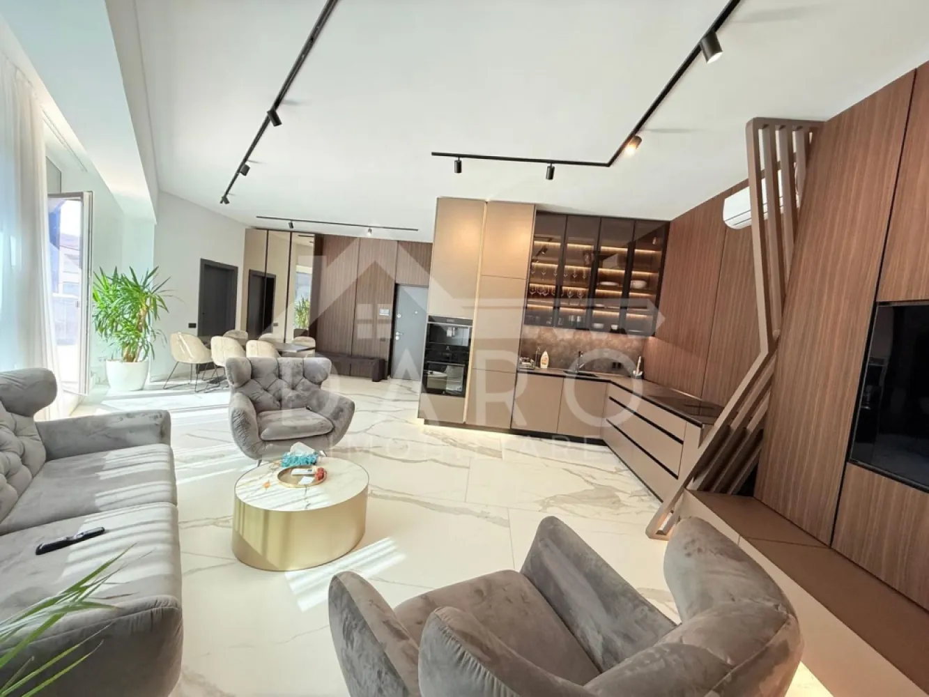 PENTHOUSE ULTRA LUX CU TERASĂ ȘI JACUZZI – SHOPPING CITY TÂRGU MUREȘ - PENTHOUSE ULTRA LUX CU TERASĂ ȘI JACUZZI – SHOPPING CITY TÂRGU MUREȘ ✨ Dacă îți dorești lux, confort și o priveliște spectaculoasă asupra orașului, acest penthouse este alegerea perfectă! 🏙️ 📍 Situat în Concept 9 – Calea Sighișoarei, chiar lângă Shopping City Mall, într-un bloc nou, modern și exclusivist. 🏡 Detalii proprietate: ✔ Penthouse situat la etajul 9 ✔ 2 camere spațioase ✔ Living open space cu bucătărie modernă ✔ Baie elegantă cu finisaje premium ✔ Terasă generoasă de aproximativ 45 mp ✔ Jacuzzi pe terasă, perfect pentru relaxare 🛁 ✔ Parcare subterană proprie 🚗 💎 Dormitor spectaculos – design ultra lux Dormitorul matrimonial impresionează prin finisaje premium și design modern, oferind un spațiu elegant și foarte confortabil. ✔ Pat matrimonial ✔ Dressing mascat în perete, care oferă spațiu generos de depozitare ✔ Atmosferă intimă și rafinată, perfectă pentru relaxare 🍽 Bucătărie complet mobilată și utilată: * aparat de cafea ☕ * cuptor electric * cuptor cu microunde * plită electrică * hotă mascată * mobilier de înaltă calitate 🌇 Priveliște superbă asupra orașului, iar terasa generoasă transformă acest penthouse într-un loc perfect pentru momente de relaxare. 💰 Preț chirie: 800 € / lună 📞 Telefon: 0749 535 729 }}