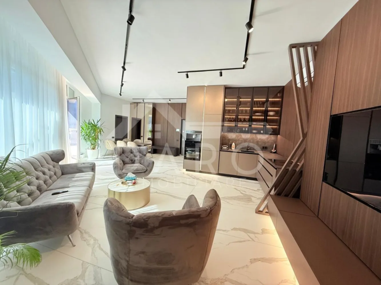 PENTHOUSE ULTRA LUX CU TERASĂ ȘI JACUZZI – SHOPPING CITY TÂRGU MUREȘ - PENTHOUSE ULTRA LUX CU TERASĂ ȘI JACUZZI – SHOPPING CITY TÂRGU MUREȘ ✨ Dacă îți dorești lux, confort și o priveliște spectaculoasă asupra orașului, acest penthouse este alegerea perfectă! 🏙️ 📍 Situat în Concept 9 – Calea Sighișoarei, chiar lângă Shopping City Mall, într-un bloc nou, modern și exclusivist. 🏡 Detalii proprietate: ✔ Penthouse situat la etajul 9 ✔ 2 camere spațioase ✔ Living open space cu bucătărie modernă ✔ Baie elegantă cu finisaje premium ✔ Terasă generoasă de aproximativ 45 mp ✔ Jacuzzi pe terasă, perfect pentru relaxare 🛁 ✔ Parcare subterană proprie 🚗 💎 Dormitor spectaculos – design ultra lux Dormitorul matrimonial impresionează prin finisaje premium și design modern, oferind un spațiu elegant și foarte confortabil. ✔ Pat matrimonial ✔ Dressing mascat în perete, care oferă spațiu generos de depozitare ✔ Atmosferă intimă și rafinată, perfectă pentru relaxare 🍽 Bucătărie complet mobilată și utilată: * aparat de cafea ☕ * cuptor electric * cuptor cu microunde * plită electrică * hotă mascată * mobilier de înaltă calitate 🌇 Priveliște superbă asupra orașului, iar terasa generoasă transformă acest penthouse într-un loc perfect pentru momente de relaxare. 💰 Preț chirie: 800 € / lună 📞 Telefon: 0749 535 729 }}