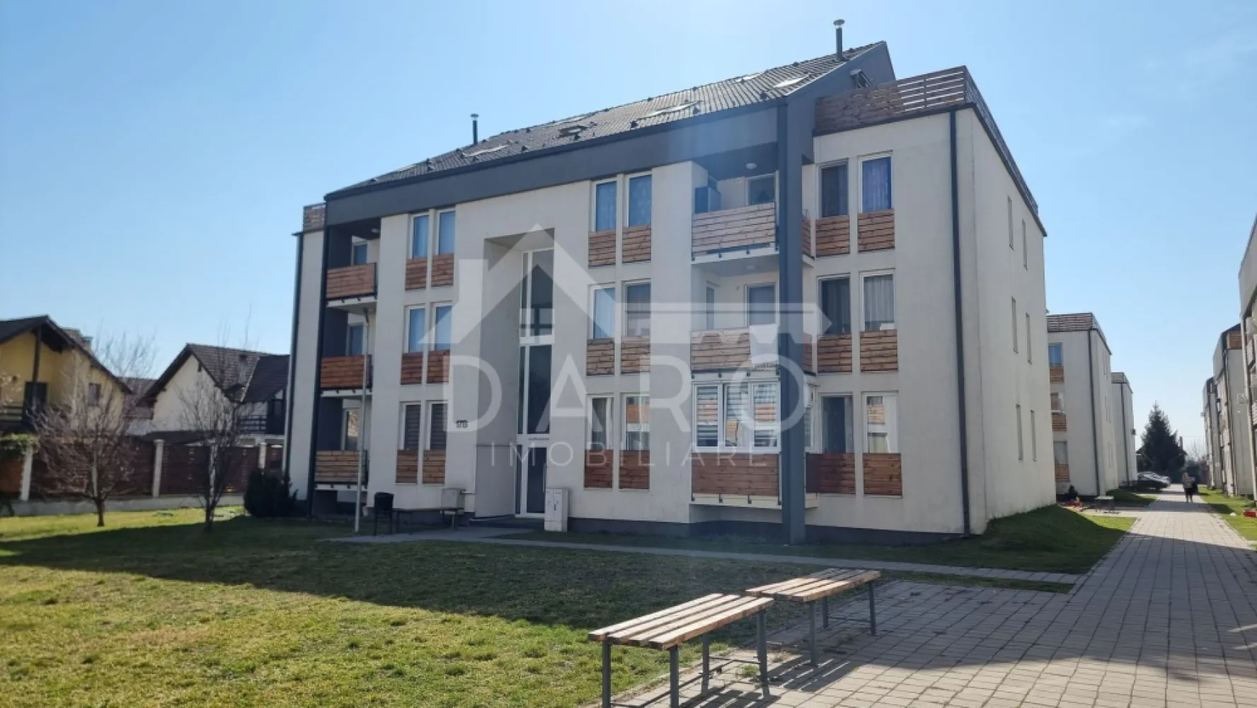 Vând apartament in AMMA Residence, cu loc parcare!!! - Acest apartament din AMMA Residence – cartierul Unirii poate fi alegerea perfectă pentru tine. Apartamentul este decomandat, luminos și foarte bine compartimentat, situat la parter înalt, într-un ansamblu rezidențial apreciat. 💰 Preț: 119.000 € (negociabil) 📐 Compartimentare: ✔ living spațios și luminos ✔ dormitor matrimonial ✔ bucătărie separată, mobilată și utilată ✔ baie modernă ✔ hol cu spații de depozitare ✔ balcon 🛋 Dotări: ✔ apartament mobilat și utilat ✔ electrocasnice incluse ✔ bucătărie complet echipată ✔ finisaje moderne ✔ poziționat pe partea însorită – consum redus de gaz 📍 Avantaje locație: ✔ ansamblu rezidențial modern – AMMA Residence ✔ zonă liniștită cu multă verdeață ✔ acces rapid către oraș ✔ loc de parcare disponibil (se poate achiziționa cu sau fără) 💎 Ideal pentru locuință personală sau investiție. 🤝 Proprietate promovată prin DARO Imobiliare 💳 Dacă dorești să achiziționezi această proprietate prin credit, poți alege Kiwi Finance ca soluție de finanțare. Prin Kiwi Finance beneficiezi de: ✔ analiză GRATUITĂ a eligibilității ✔ oferte de la peste 12 bănci ✔ negocierea dobânzii în favoarea ta ✔ suport complet până la semnarea contractului de credit și a actelor de vânzare 📞 Detalii și vizionări: Coman Maria – DARO Imobiliare & Kiwi Finance 📱 0749 535 729 🔑 DARO Imobiliare – găsim proprietatea potrivită. 💳 Kiwi Finance – te ajutăm să o cumperi. }}