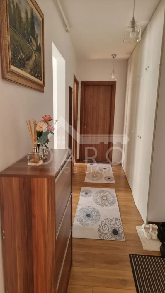 Vând apartament in AMMA Residence, cu loc parcare!!! - Acest apartament din AMMA Residence – cartierul Unirii poate fi alegerea perfectă pentru tine. Apartamentul este decomandat, luminos și foarte bine compartimentat, situat la parter înalt, într-un ansamblu rezidențial apreciat. 💰 Preț: 119.000 € (negociabil) 📐 Compartimentare: ✔ living spațios și luminos ✔ dormitor matrimonial ✔ bucătărie separată, mobilată și utilată ✔ baie modernă ✔ hol cu spații de depozitare ✔ balcon 🛋 Dotări: ✔ apartament mobilat și utilat ✔ electrocasnice incluse ✔ bucătărie complet echipată ✔ finisaje moderne ✔ poziționat pe partea însorită – consum redus de gaz 📍 Avantaje locație: ✔ ansamblu rezidențial modern – AMMA Residence ✔ zonă liniștită cu multă verdeață ✔ acces rapid către oraș ✔ loc de parcare disponibil (se poate achiziționa cu sau fără) 💎 Ideal pentru locuință personală sau investiție. 🤝 Proprietate promovată prin DARO Imobiliare 💳 Dacă dorești să achiziționezi această proprietate prin credit, poți alege Kiwi Finance ca soluție de finanțare. Prin Kiwi Finance beneficiezi de: ✔ analiză GRATUITĂ a eligibilității ✔ oferte de la peste 12 bănci ✔ negocierea dobânzii în favoarea ta ✔ suport complet până la semnarea contractului de credit și a actelor de vânzare 📞 Detalii și vizionări: Coman Maria – DARO Imobiliare & Kiwi Finance 📱 0749 535 729 🔑 DARO Imobiliare – găsim proprietatea potrivită. 💳 Kiwi Finance – te ajutăm să o cumperi. }}