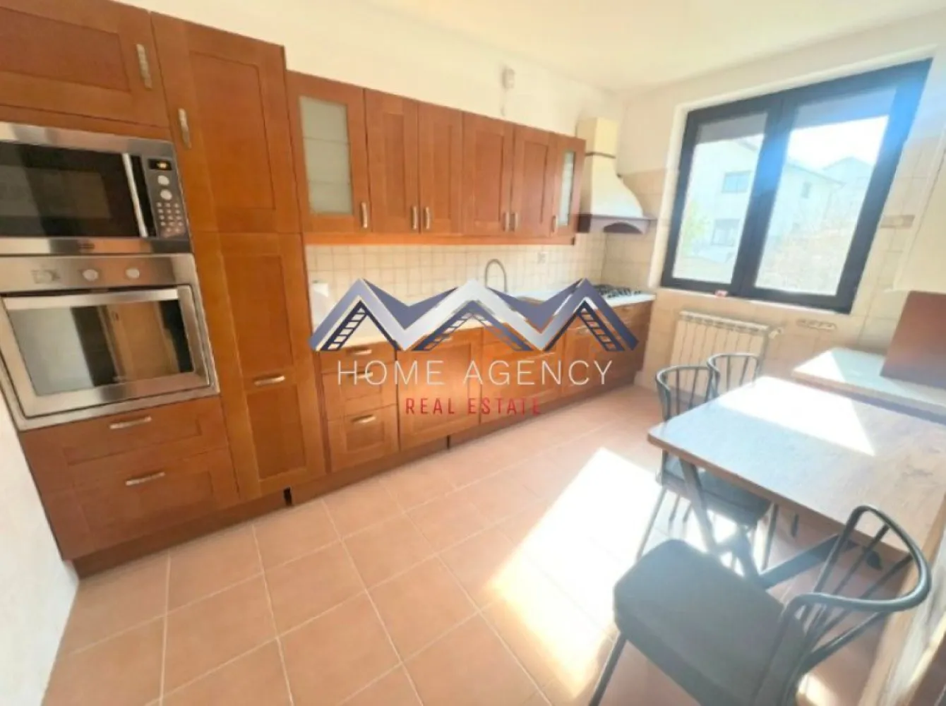 Vilă spațioasă 5 camere | 500 mp teren | Garaj | Corbeanca | Lângă pădure - Situată în ansamblul rezidențial Corbeanca Forest, într-o zonă liniștită din Corbeanca, chiar lângă pădure, această casă spațioasă reprezintă alegerea ideală pentru o familie care își dorește confort, intimitate și un stil de viață relaxat, aproape de natură, dar cu acces rapid către Nordul Capitalei. Ansamblul beneficiază de acces securizat, oferind siguranță și un cadru plăcut pentru locuit. Proprietatea este dispusă pe parter și etaj și oferă o suprafață utilă de 170 mp, fiind amplasată pe un teren generos de 500 mp. Curtea este amenajată și oferă spațiu suficient pentru relaxare, activități în aer liber sau pentru copii, fiind locul perfect pentru momente petrecute în familie. Parterul casei este luminos și organizat într-un mod foarte practic. Zona de living este spațioasă și primitoare, ideală atât pentru viața de zi cu zi, cât și pentru a primi oaspeți, alături de zona de dining. Bucătăria este închisă, complet mobilată și utilată cu electrocasnice, oferind confort și funcționalitate. Tot la acest nivel se află un dormitor secundar sau birou (potrivit pentru work from home sau pentru a fi amenajat ca spațiu de oaspeți), o baie de serviciu, precum și multiple spații de depozitare. Etajul este dedicat zonei de odihnă și este compartimentat eficient. Dormitorul matrimonial dispune de baie proprie (cu cadă și cabină de duș) și dressing, oferind intimitate și confort, precum și acces către balcon cu vedere spre curtea interioară. Celelalte două dormitoare sunt luminoase și spațioase, fiind deservite de o baie comună cu cadă. În plus, unul dintre dormitoare beneficiază de acces către o terasă închisă, foarte generoasă, ideală pentru relaxare sau pentru depozitare suplimentară. De la acest nivel se face accesul către pod, un spațiu suplimentar foarte util pentru depozitare. Casa se închiriază complet mobilată și utilată, fiind pregătită pentru mutare imediată, toate piesele de mobilier fiind noi. Pentru un plus de confort, fiecare cameră beneficiază de aer condiționat, iar livingul este completat de un șemineu care oferă o atmosferă plăcută și intimă în sezonul rece. Proprietatea dispune de garaj și de mai multe locuri de parcare, precum și de rulouri electrice la toate geamurile pentru un plus de confort. Zona oferă acces rapid către supermarketuri, restaurante, școli și grădinițe, fiind o alegere excelentă pentru familiile care își doresc liniște, spațiu și apropiere de natură, fără a renunța la facilitățile urbane. Pentru mai multe detalii sau pentru programarea unei vizionări, vă invităm să ne contactați. }}